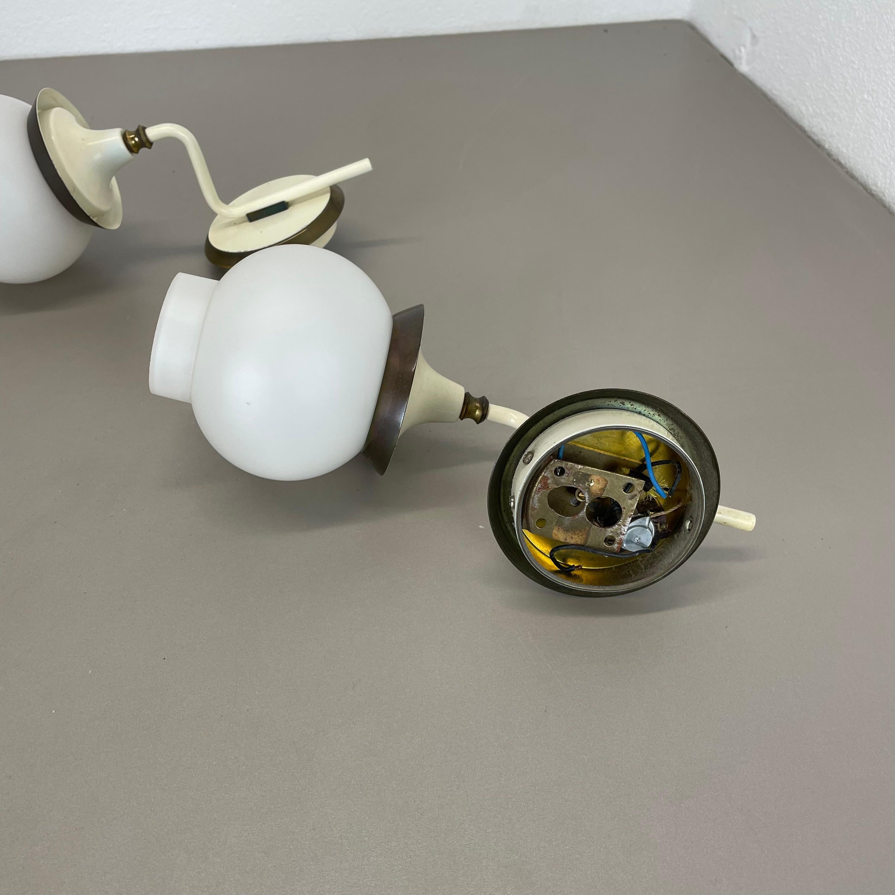 Set von zwei brutalistischen Wandleuchten aus Messing und Glas, Frankreich 1960er Jahre im Angebot 5