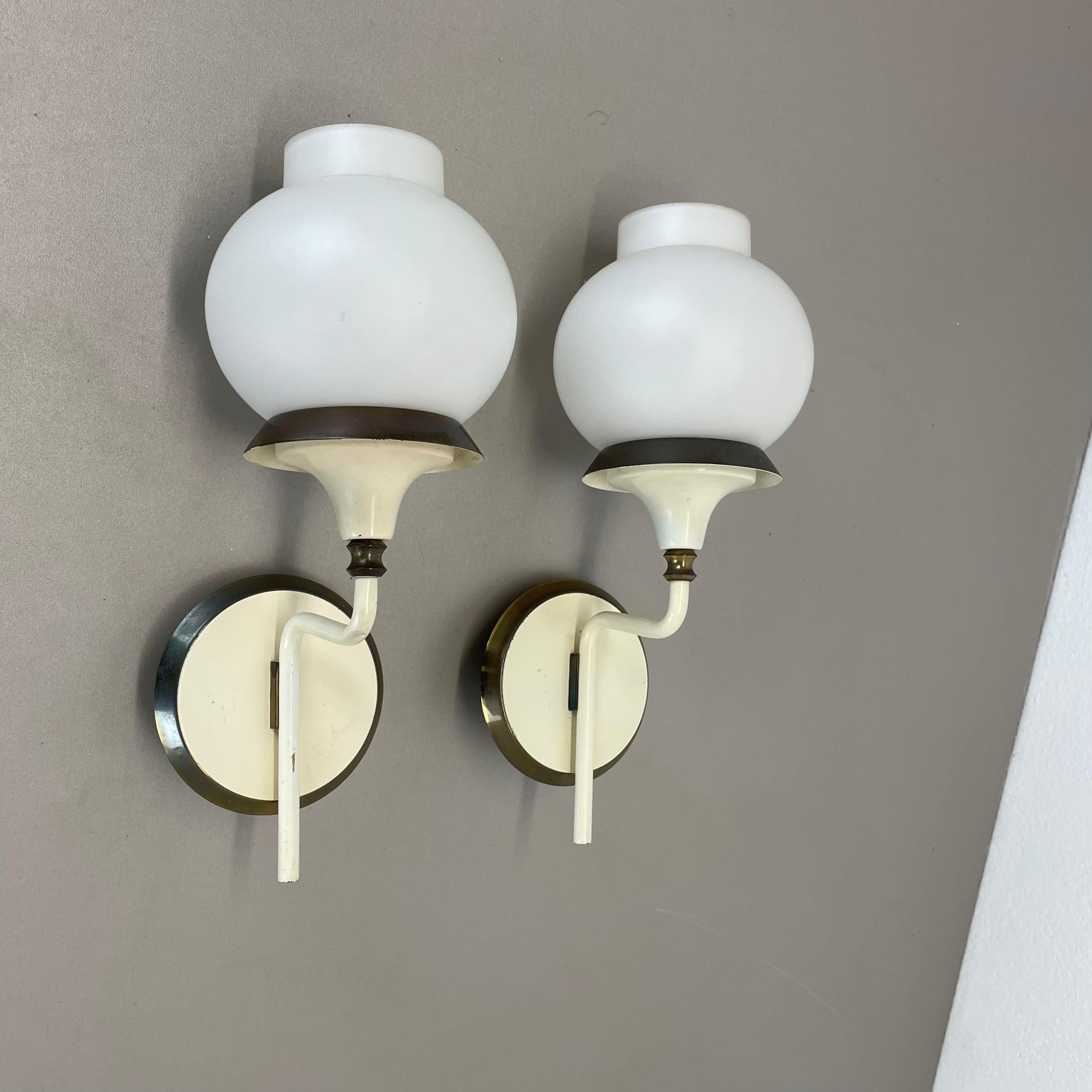 Artikel:

Satz mit zwei

Wandleuchten


Herkunft:

Frankreich



Alter:

1960s




Dieses Set aus zwei modernistischen Leuchten wurde in den 1960er Jahren in Frankreich hergestellt. Es ist aus Messing und Metall in weißem Lackton mit einem kleinen