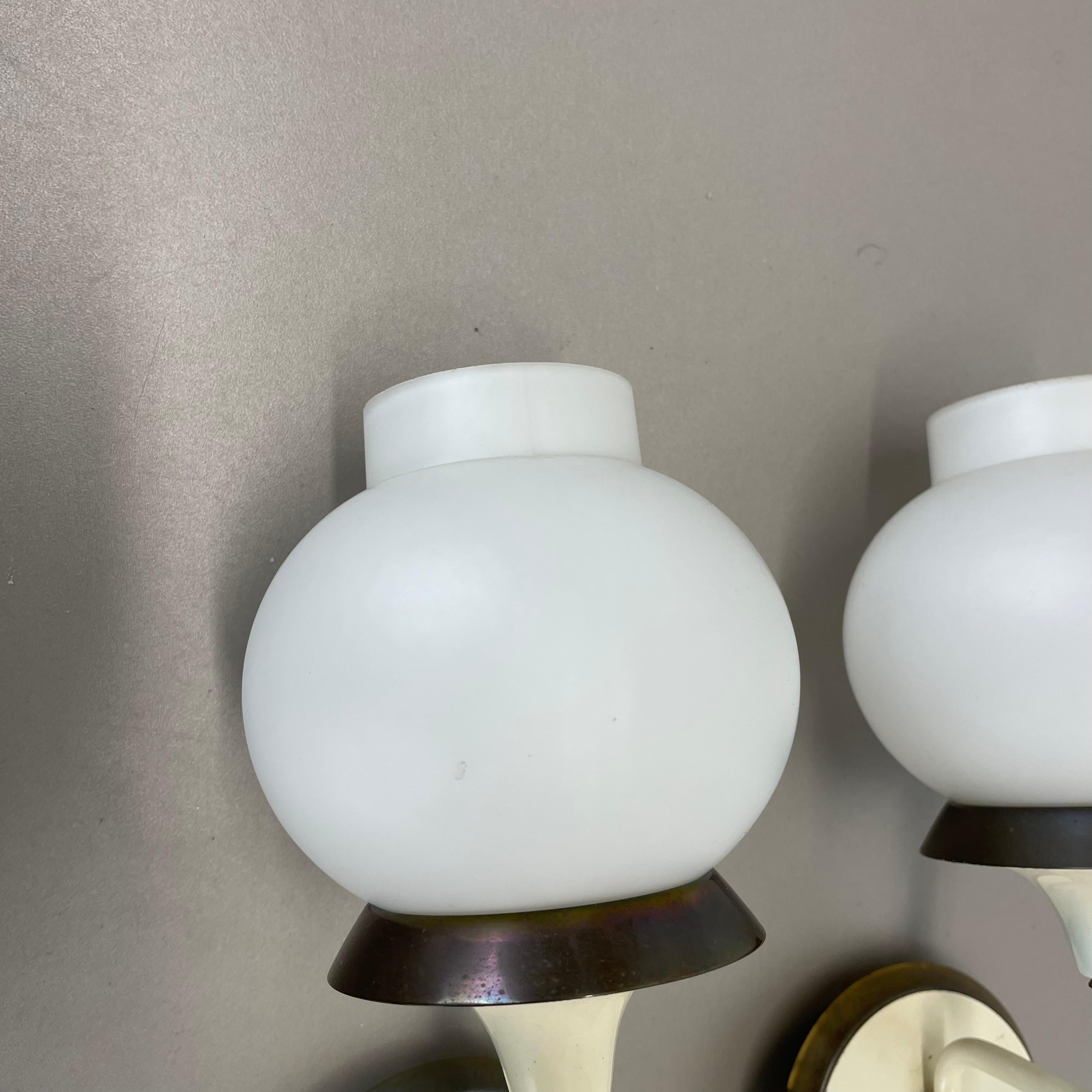 Set von zwei brutalistischen Wandleuchten aus Messing und Glas, Frankreich 1960er Jahre (Moderne der Mitte des Jahrhunderts) im Angebot