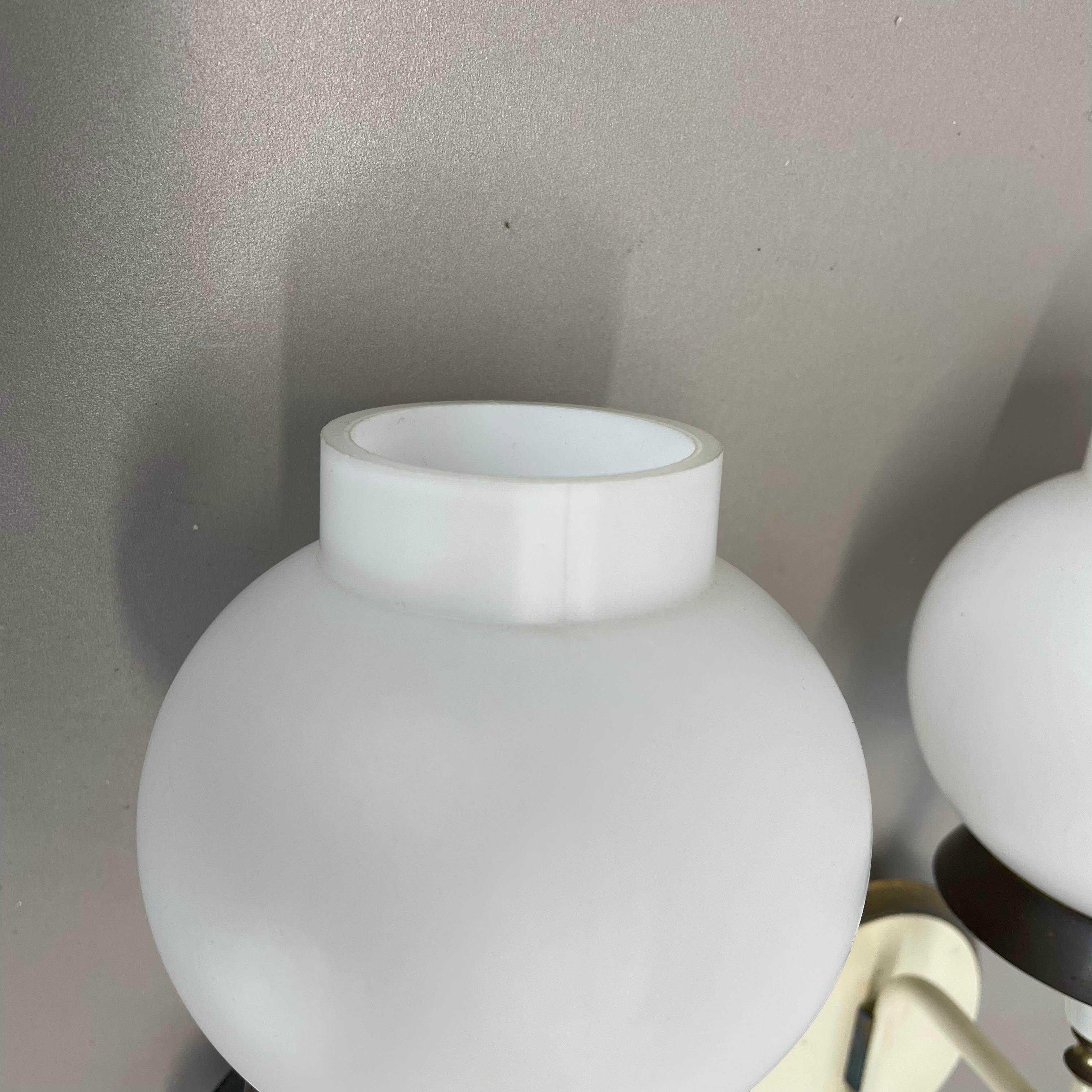 Set von zwei brutalistischen Wandleuchten aus Messing und Glas, Frankreich 1960er Jahre (Französisch) im Angebot