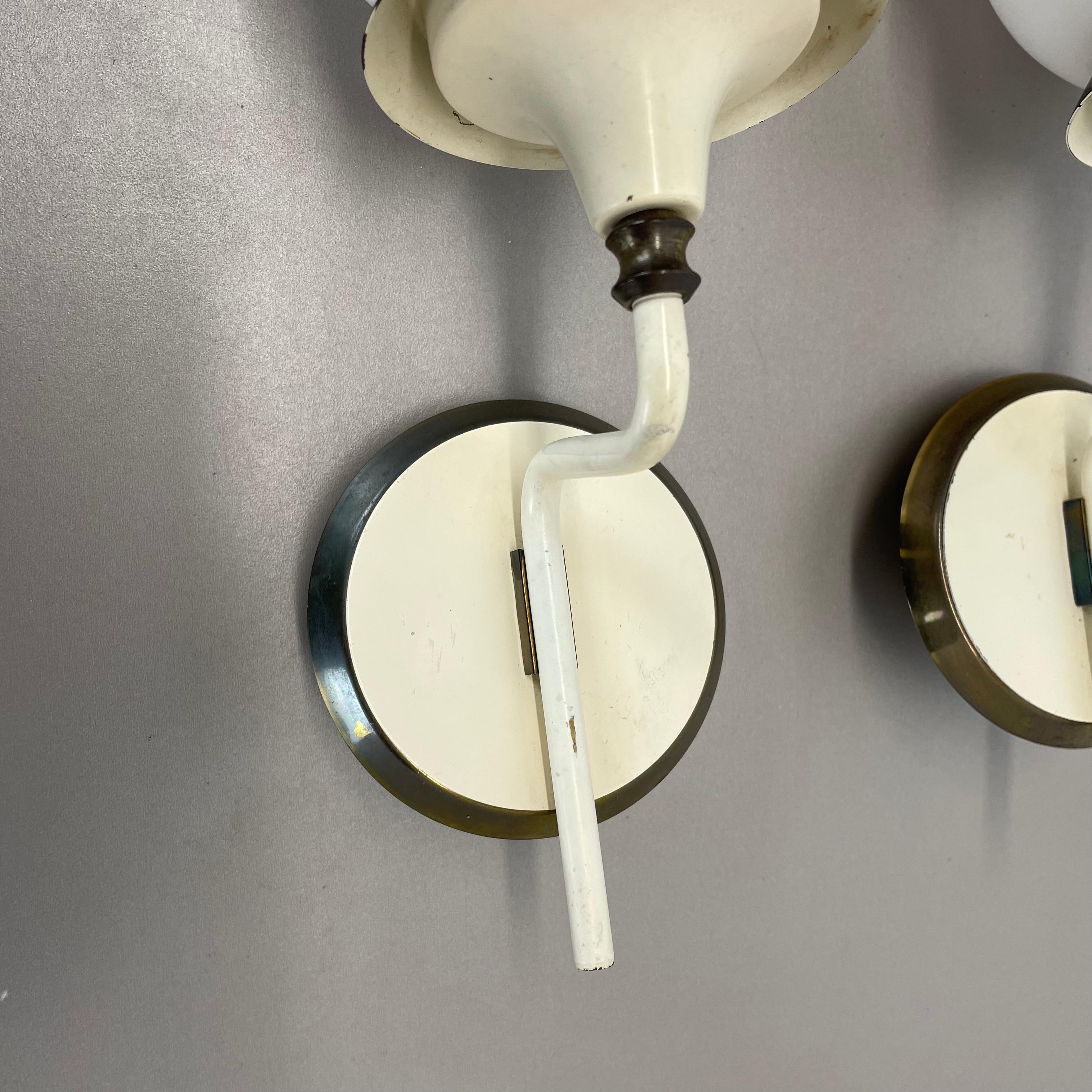 Set von zwei brutalistischen Wandleuchten aus Messing und Glas, Frankreich 1960er Jahre im Angebot 1