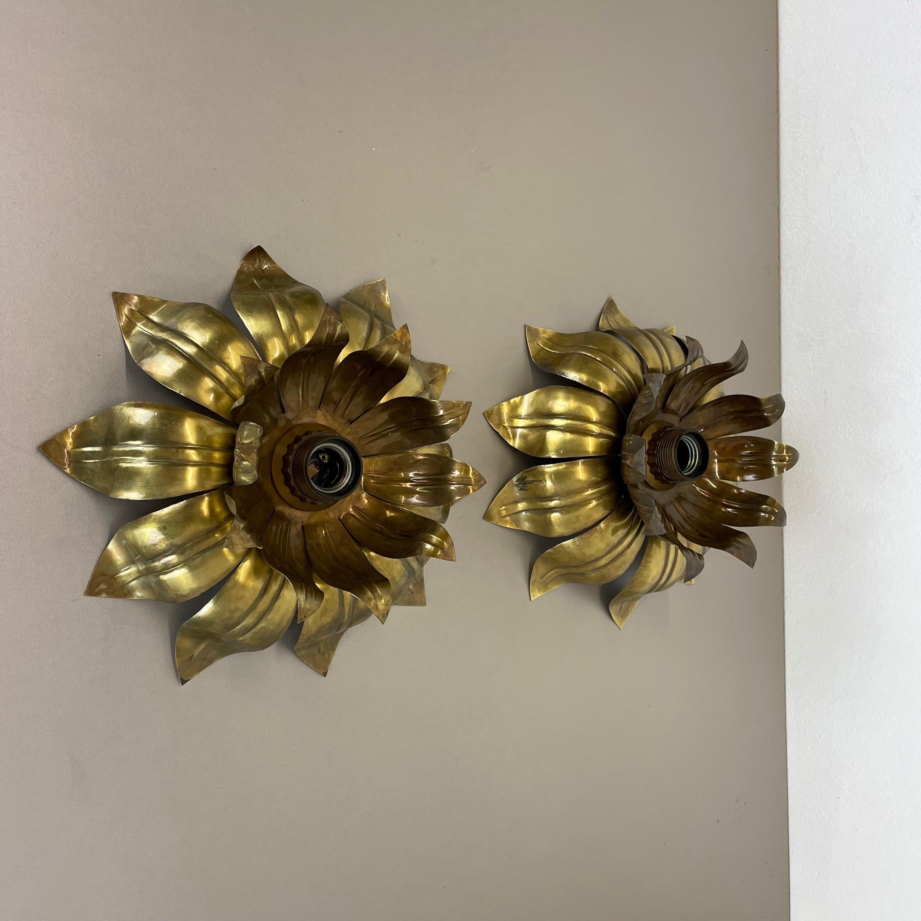 Article:

Set of two

Wall light ceiling light 


Origin:

Italy



Age:

1970s




This set of two modernist lights was produced in Italy in the 1970s. It is made from brass in floral form with little leaf elements like an