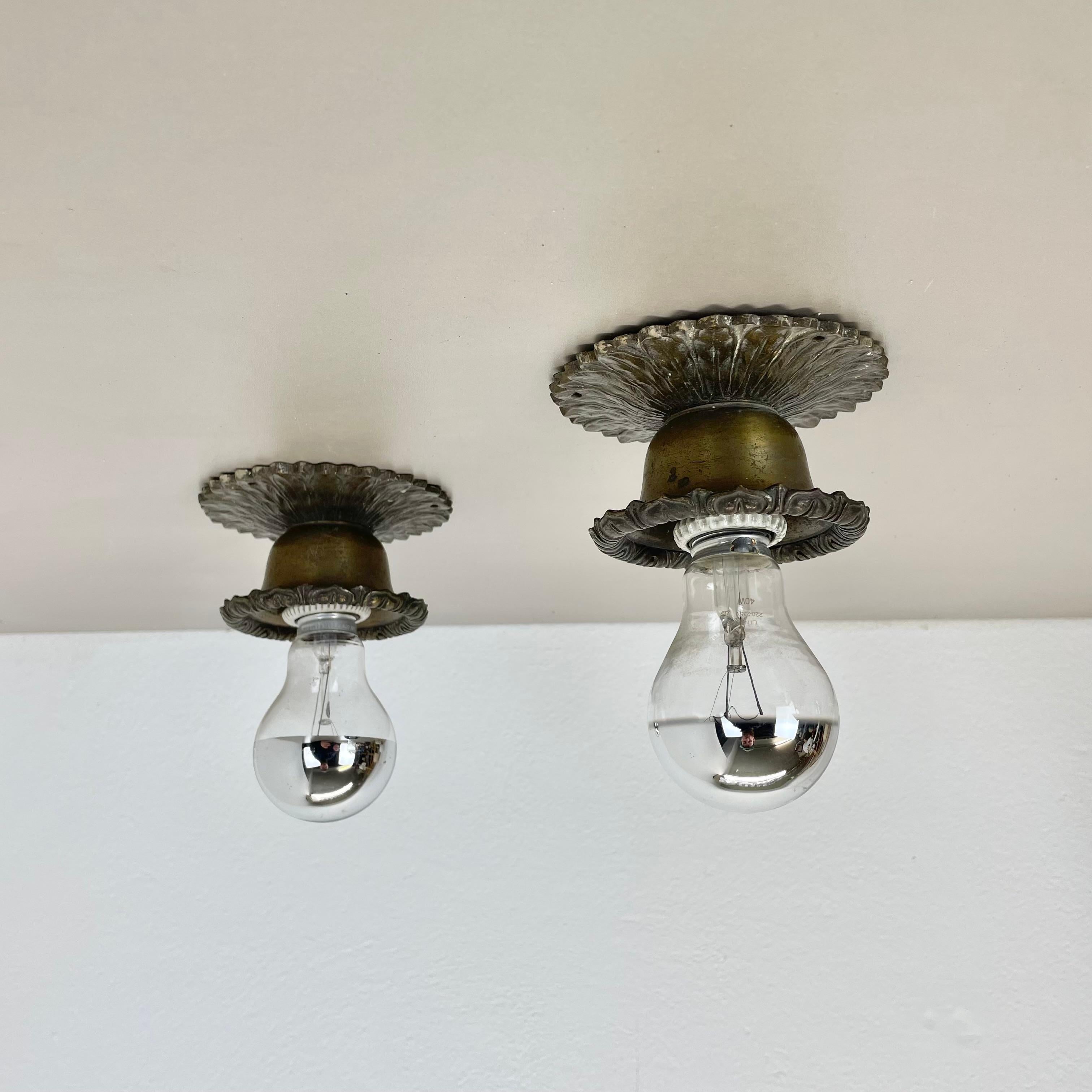 Francese Set di due lampade a soffitto brutaliste in bronzo 