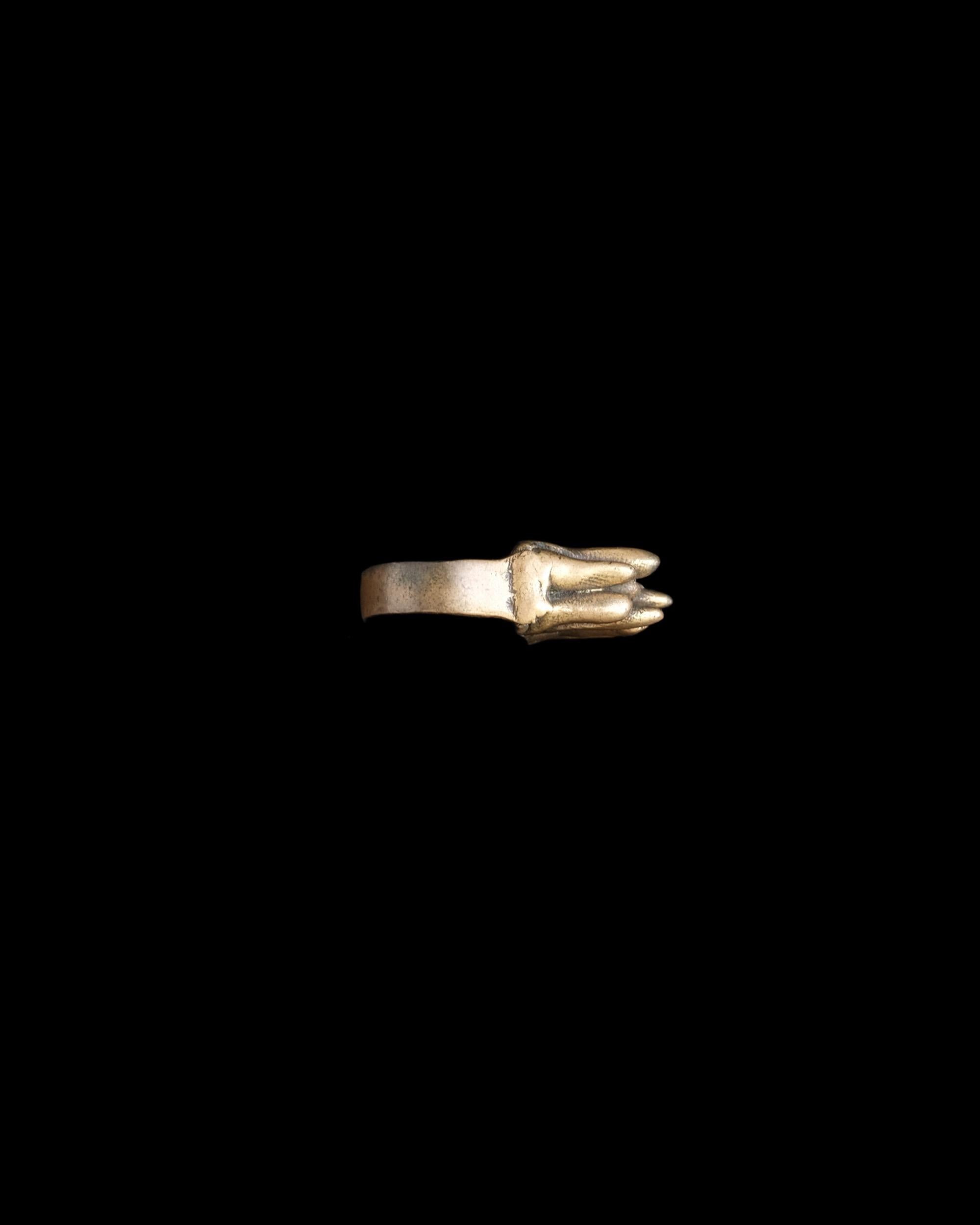 Set of two Brutalist Bronze Sculptural Rings in the style of Louise Bourgeois For Sale 3