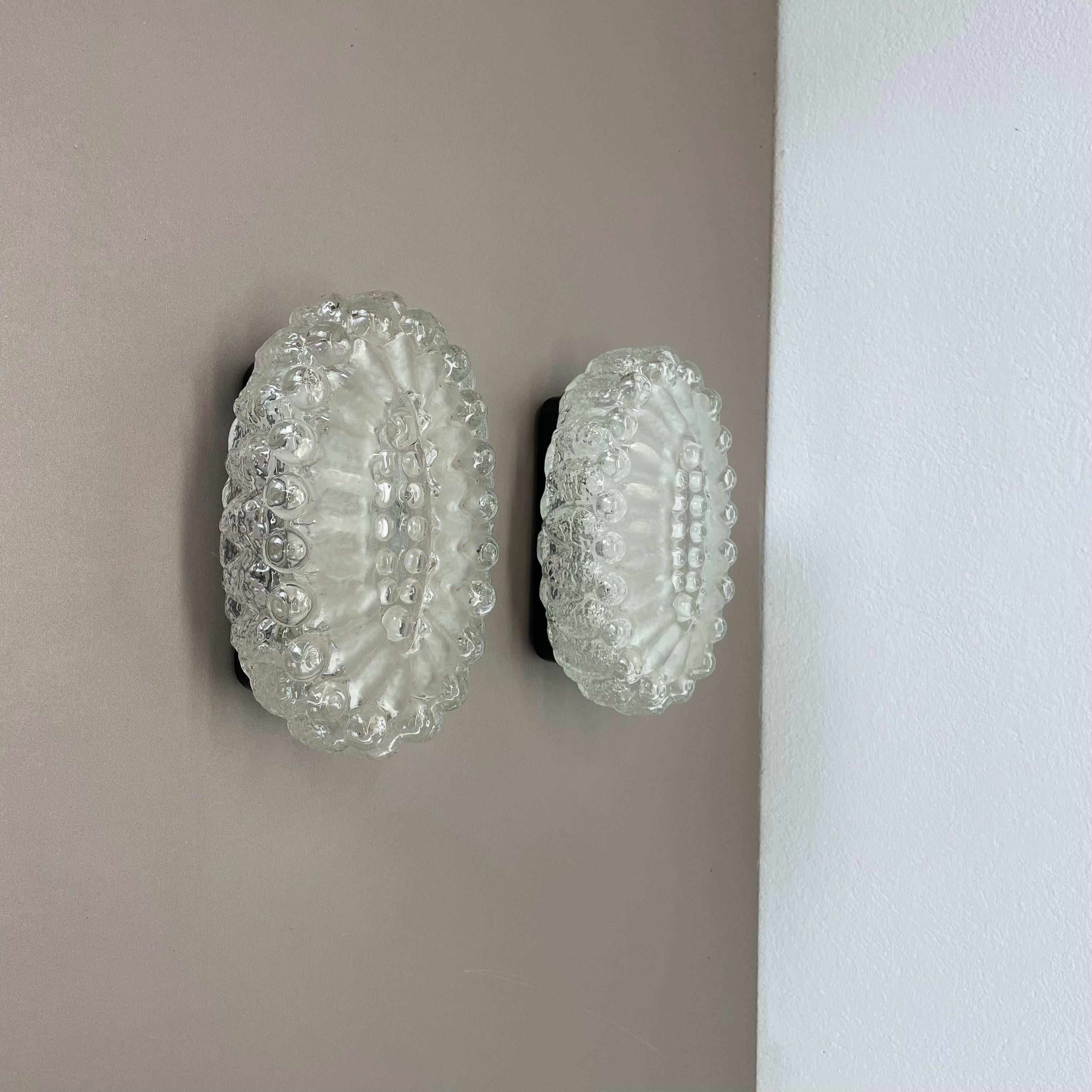 Artículo:

Juego de dos

Apliques de pared 


Origen:

Alemania



La edad:

1970s



Este conjunto de dos lámparas modernistas se fabricó en Francia en la década de 1970. Está hecho de  Vidrio con una superficie de burbujas estructuradas con
