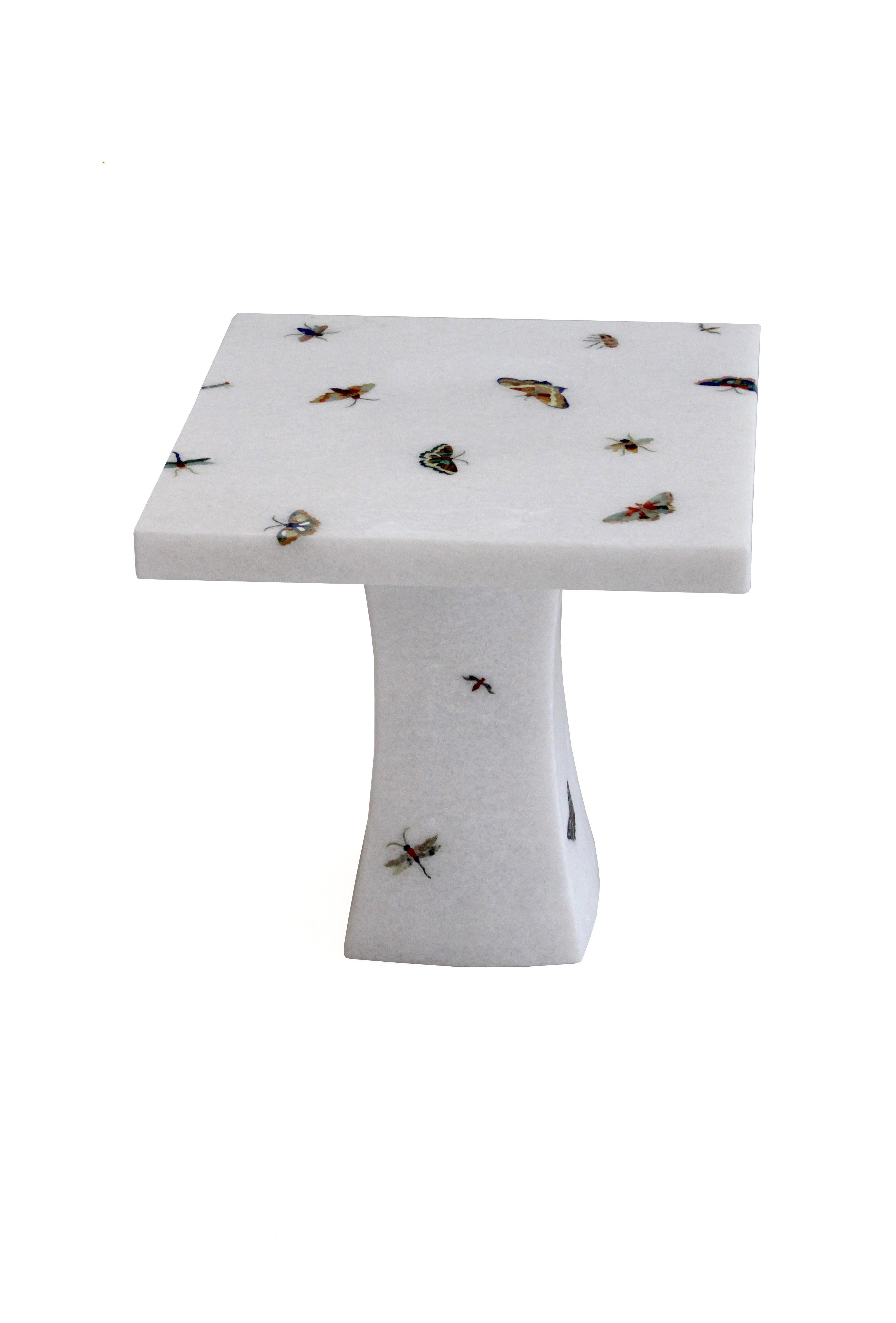 Indien Ensemble de deux tables à incrustation de papillons en marbre blanc fabriquées à la main en Inde en vente