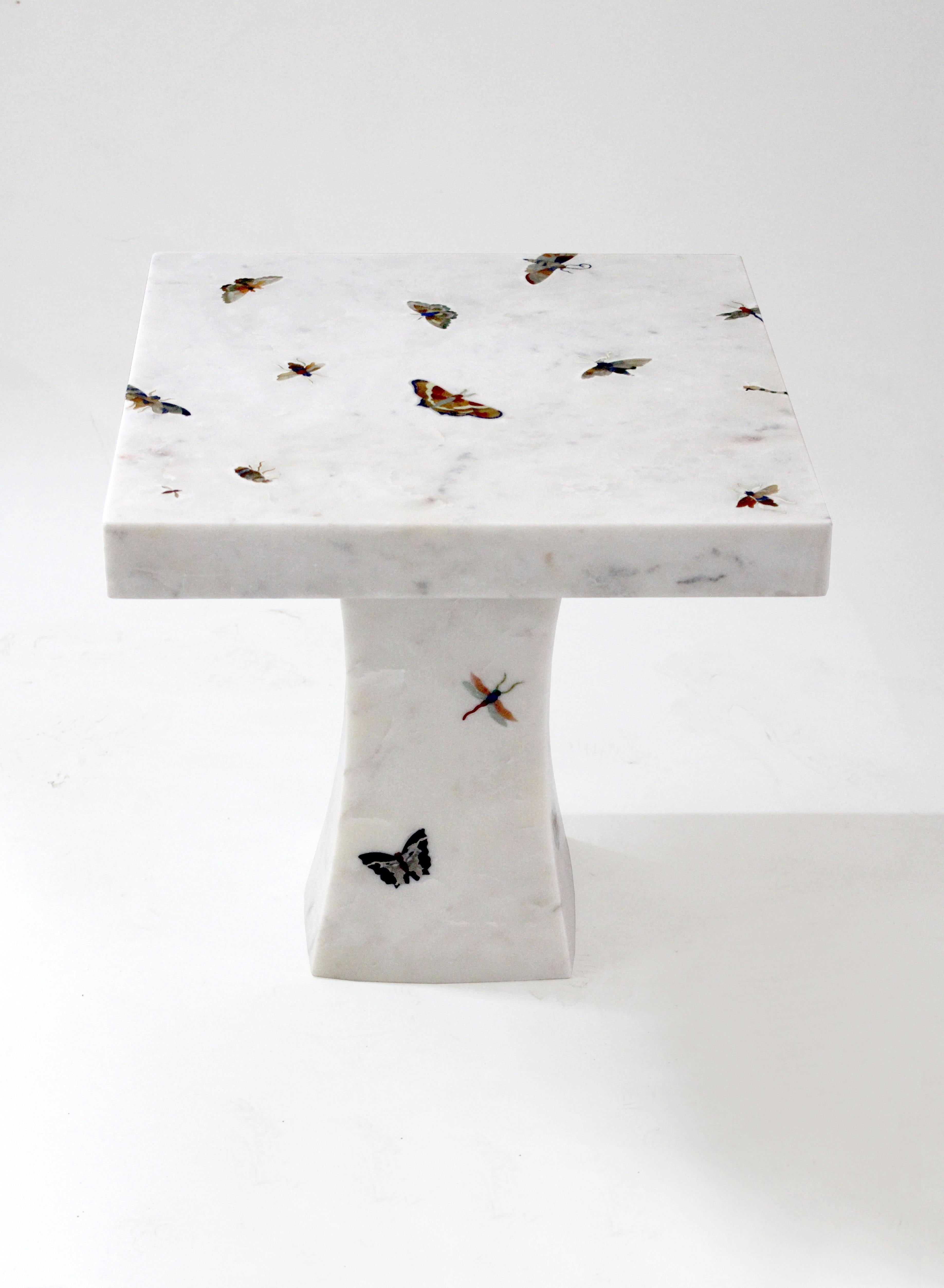 Marbre Ensemble de deux tables à incrustation de papillons en marbre blanc fabriquées à la main en Inde en vente