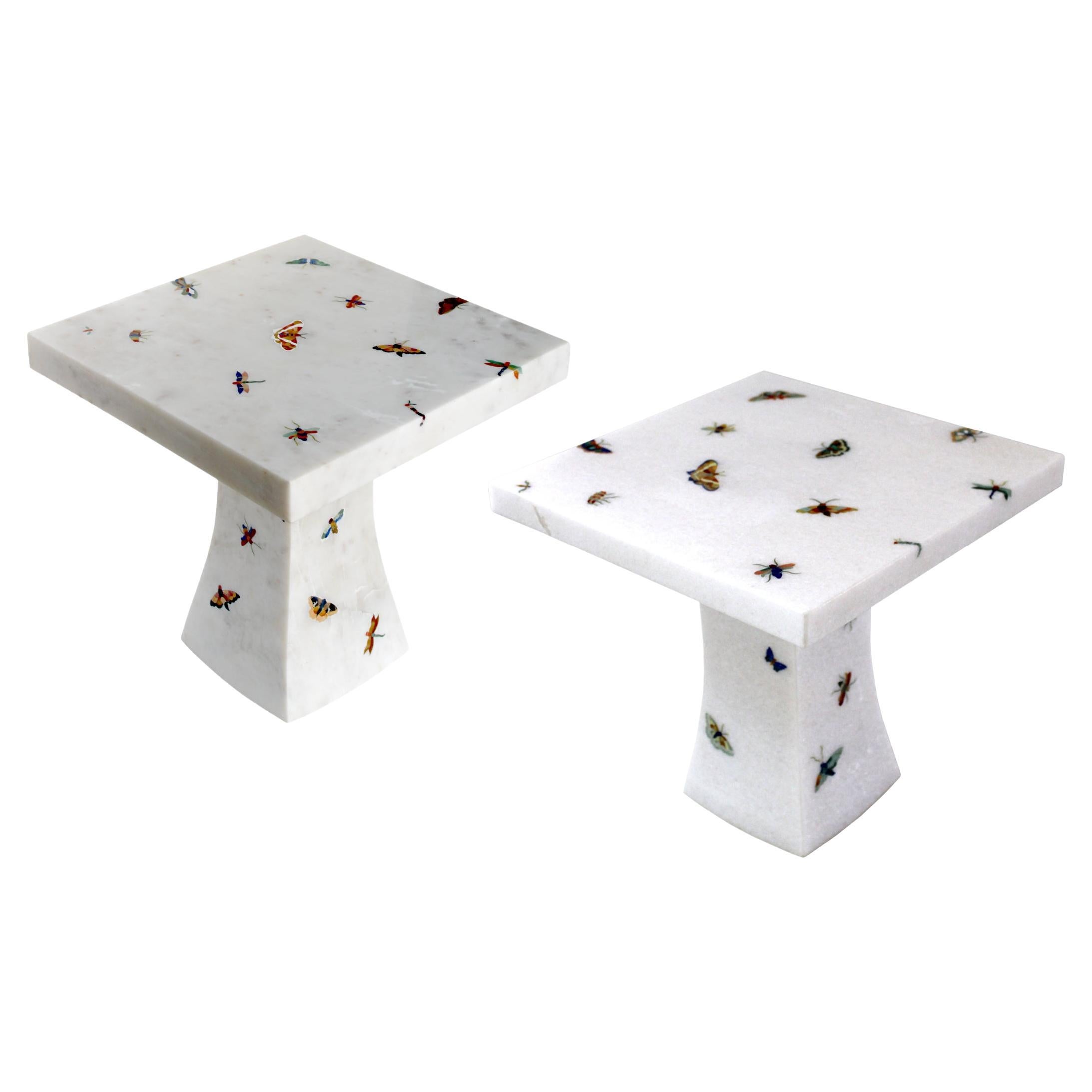 Ensemble de deux tables à incrustation de papillons en marbre blanc fabriquées à la main en Inde en vente