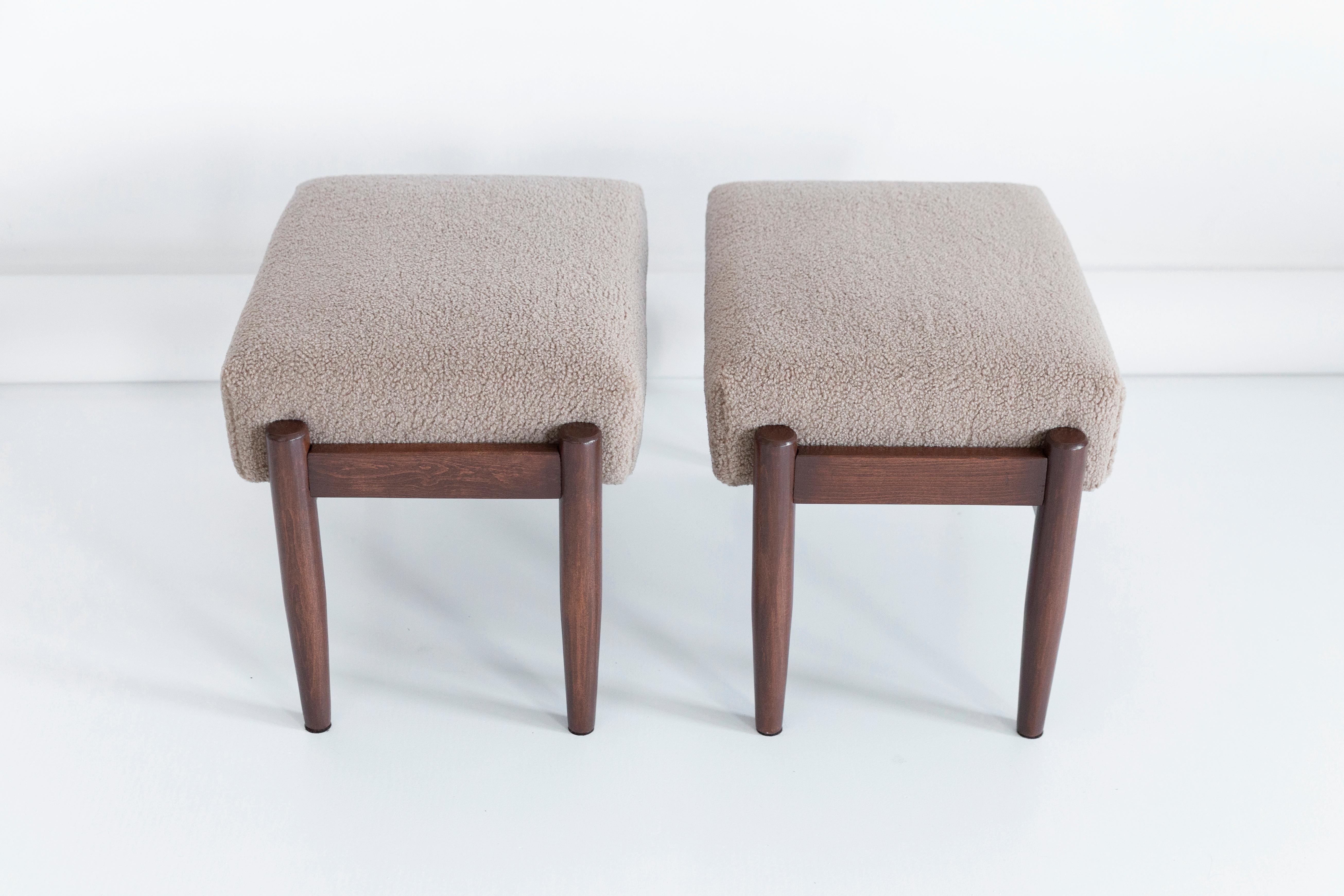 Set of Two Camel Boucle Vintage Stools, Edmund Homa, 1960s In Excellent Condition For Sale In 05-080 Hornowek, PL