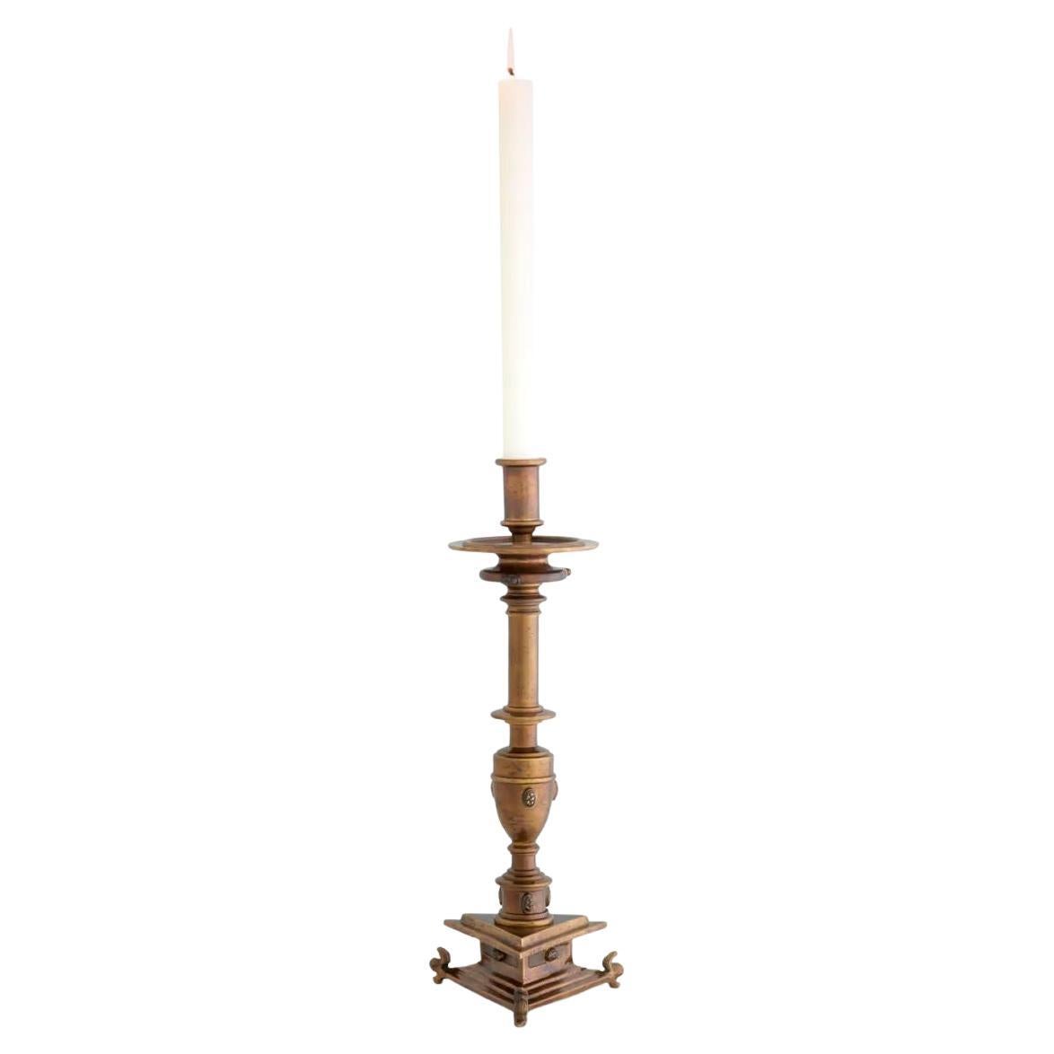 Questa coppia di portacandele cattura l'austera eleganza del design spagnolo del XVII secolo. Questo portacandele scultoreo presenta una silhouette audace e dettagli minimalisti, evocando la solenne grandezza del Rinascimento. La sua ricca patina