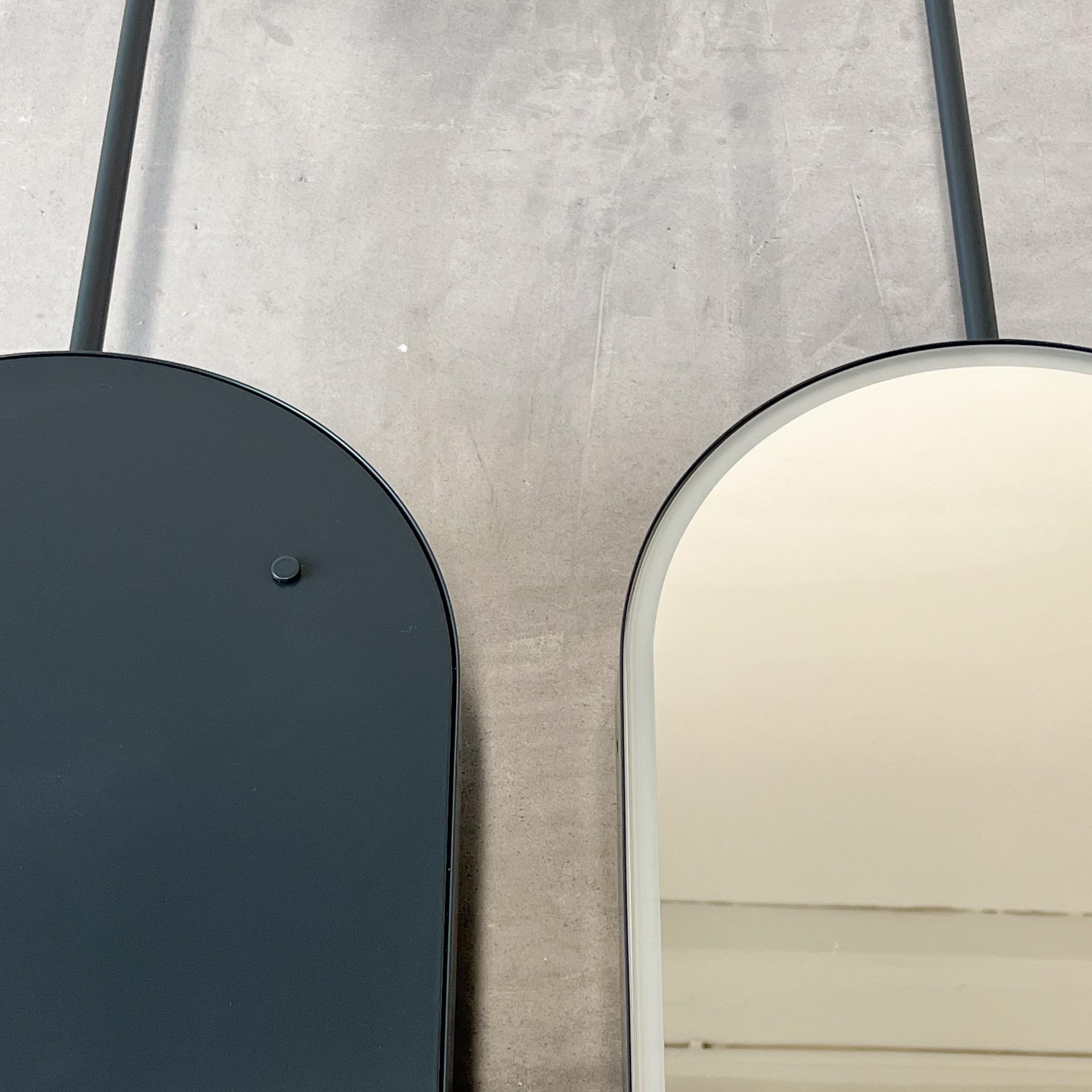 Miroir Ensemble de deux miroirs suspendus au plafond Capsula, cadre gris anthracite en vente