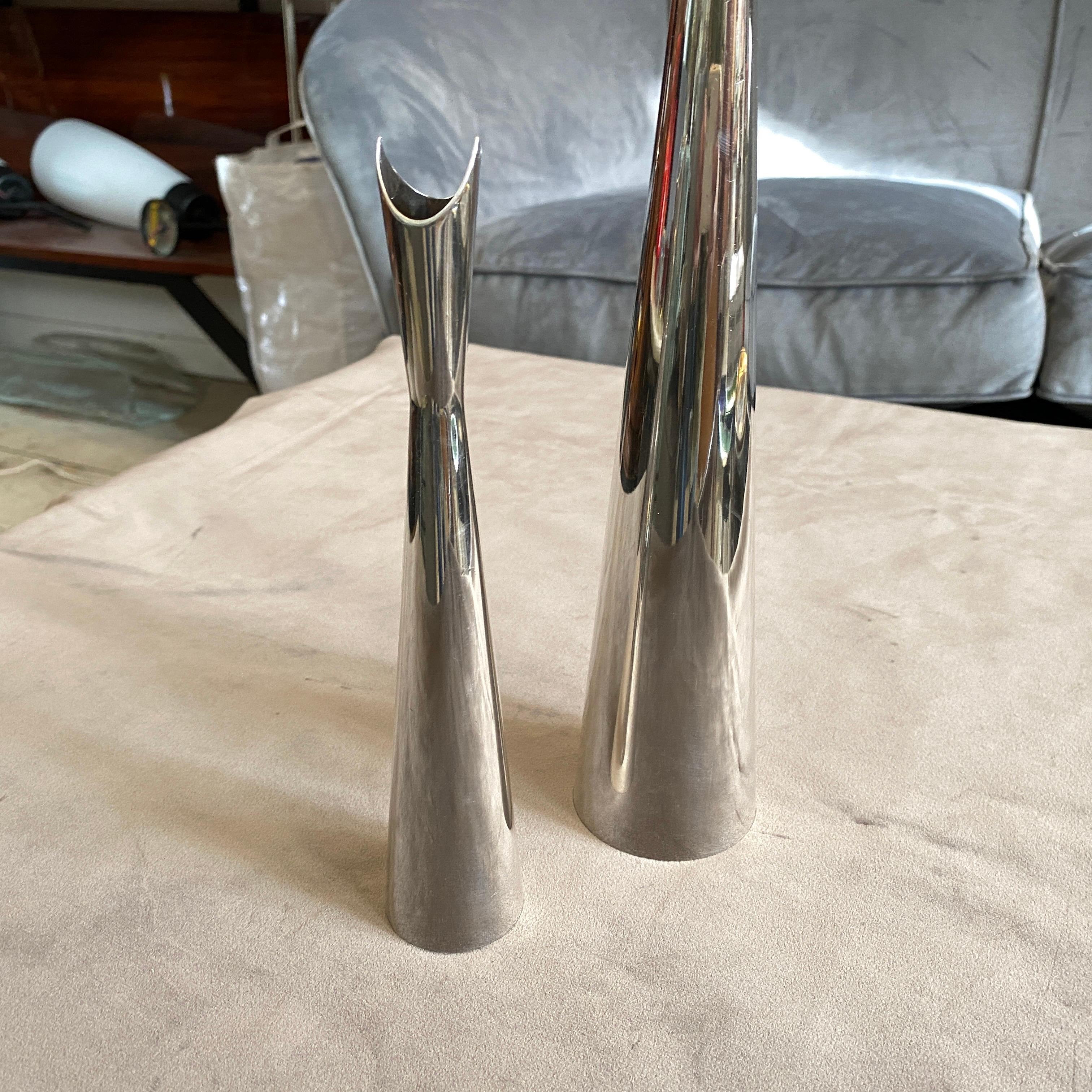 Two iconic silver plated Cardinale vases designed by Lino Sabattini in perfect conditions.
Dimension of the small vase height cm 21 diameter cm 4.