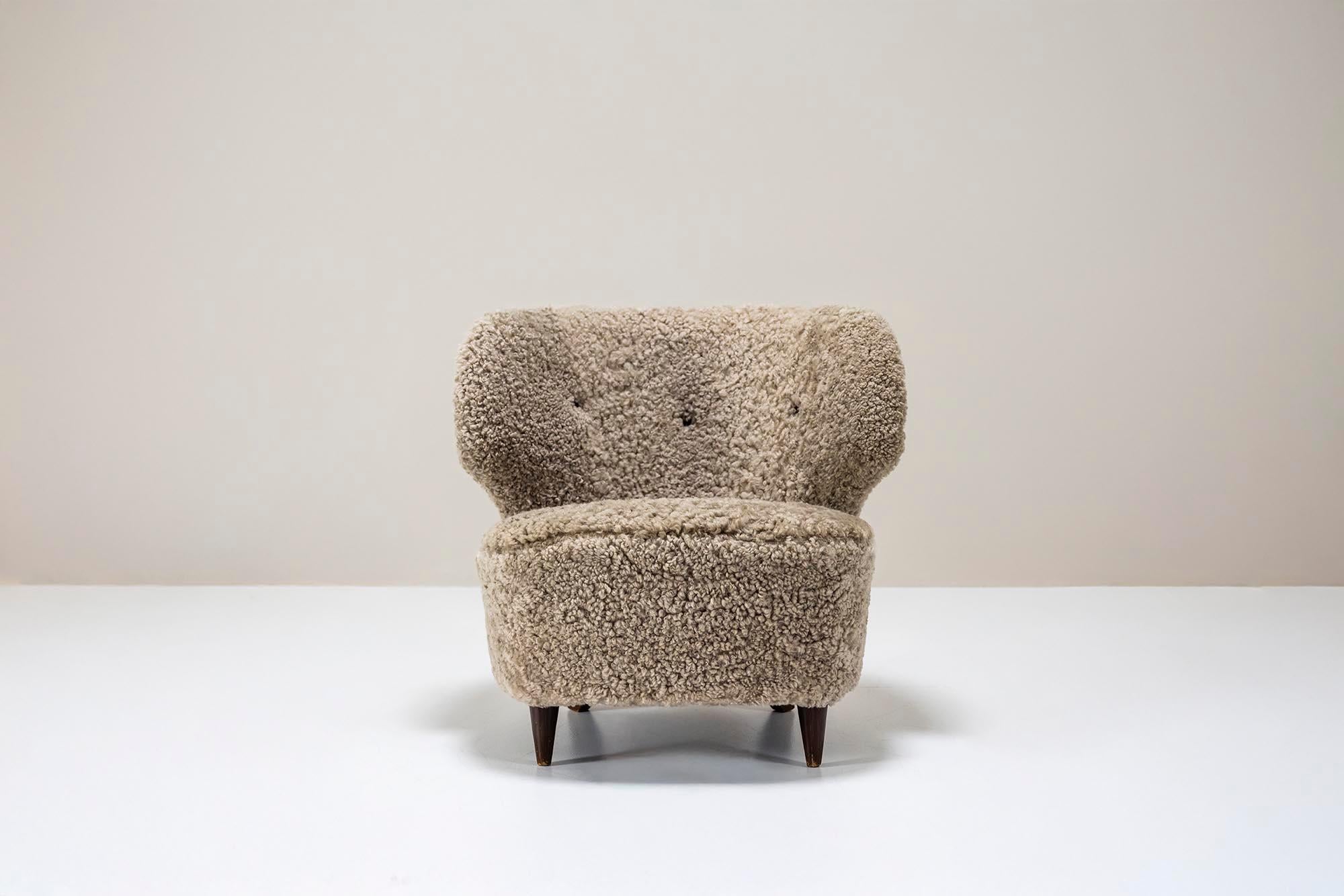 Satz von zwei Carl-Johan Boman-Loungesesseln aus Schafsleder für Oy Boman Ab, 1940er Jahre im Angebot 3