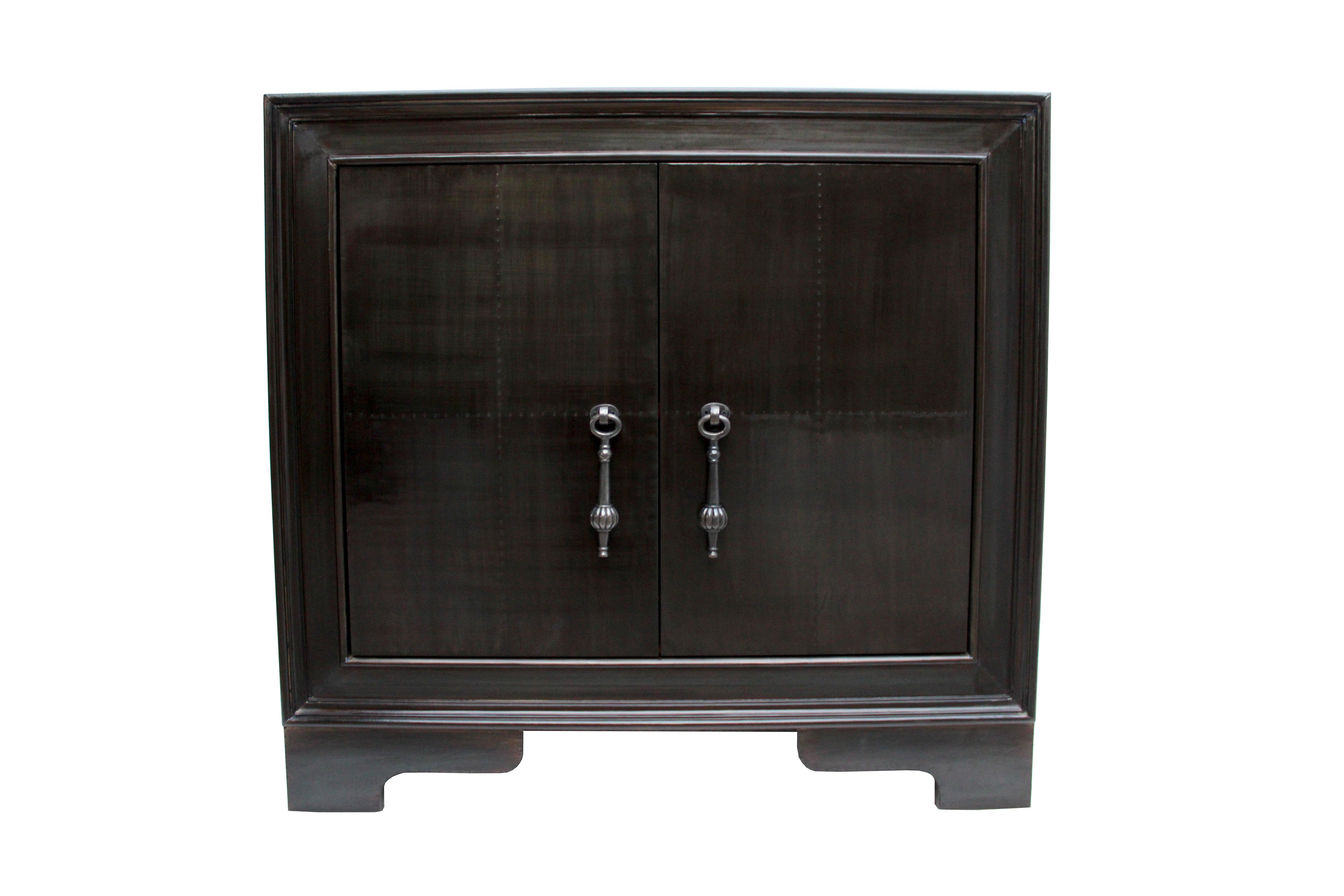 Set di due comodini Carre in bronzo bianco anticato realizzati a mano in India In condizioni Nuovo in vendita a New York, NY