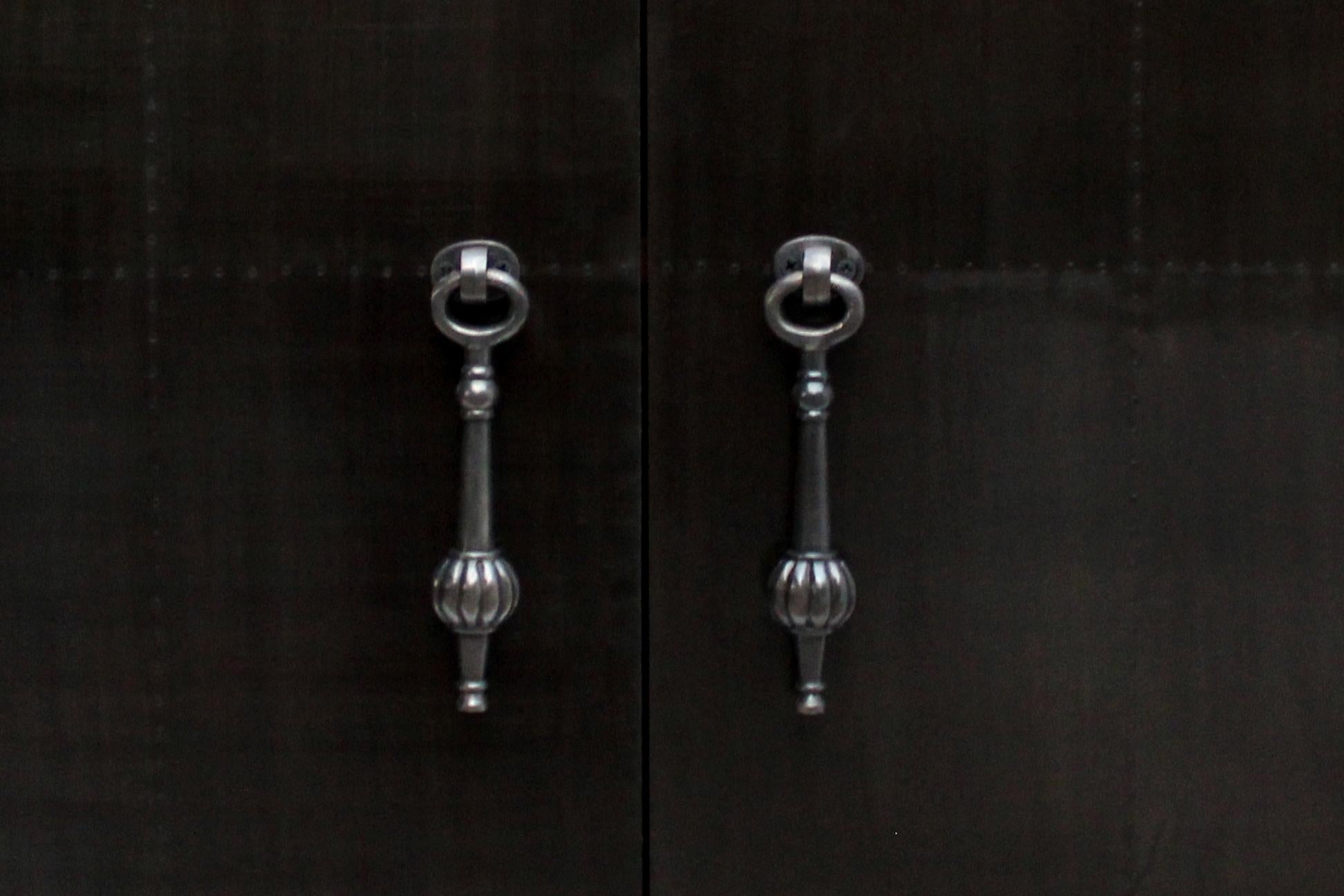 Set di due comodini Carre in bronzo bianco anticato realizzati a mano in India in vendita 1