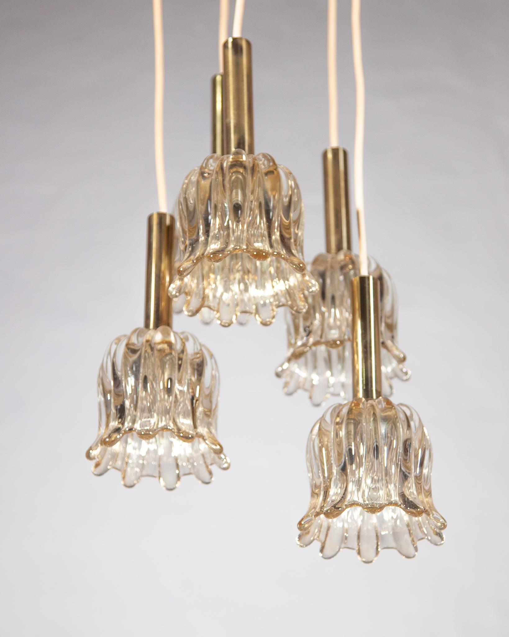 Cascade five flower crystal glass, brass cascade light chandelier made by Kaiser Leuchten, Germany, circa 1970-1979.
This Kaiser-Leuchten cascade is a variation of the designs of lightings with opal textured flower molded glass from the early 70s.
