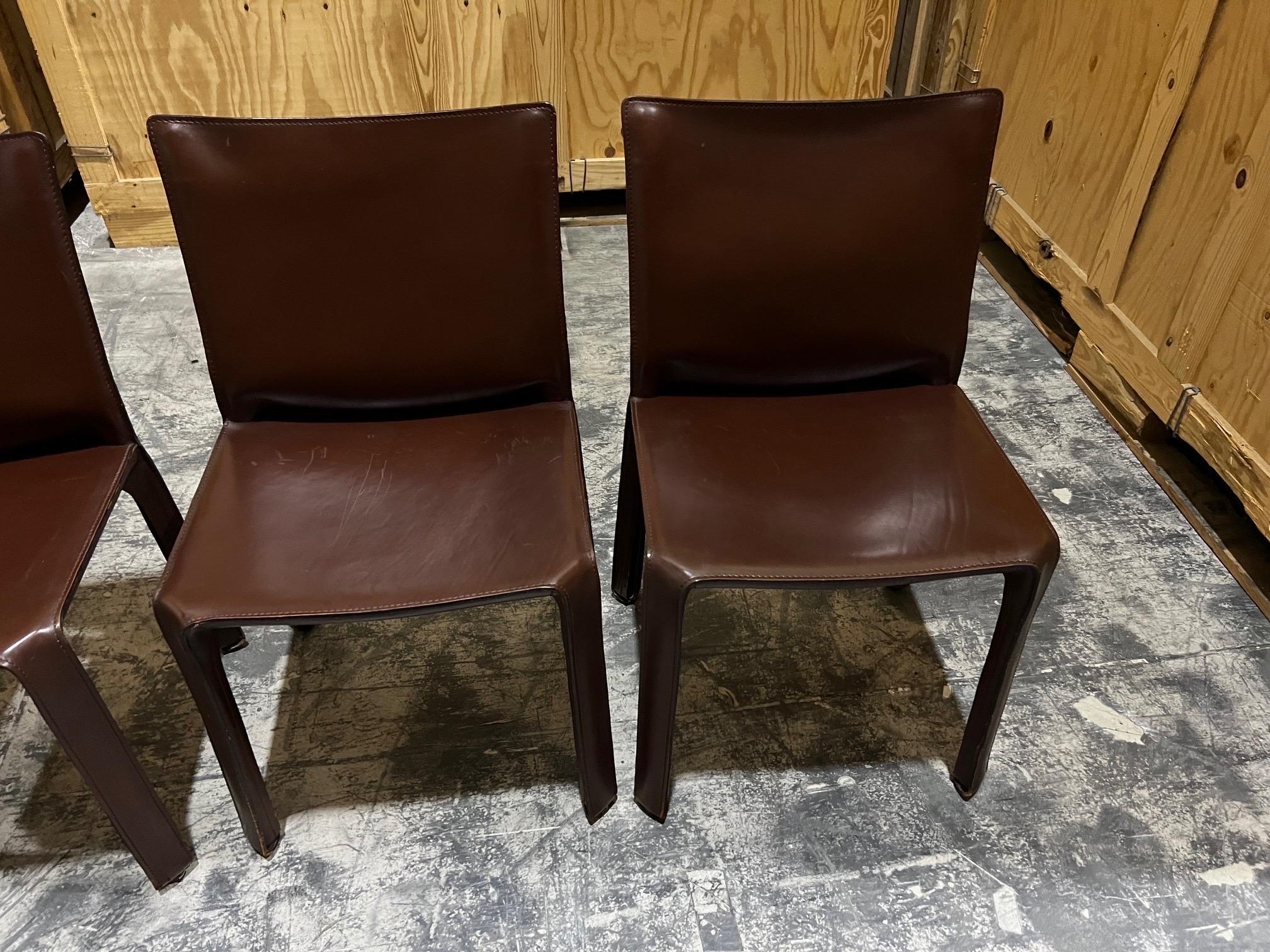 Magnifique ensemble de deux chaises Cab en cuir, conçu par Mario Bellini en 1976.
Fabriqué par Cassina vers les années 1990. L'ensemble se compose de quatre chaises de salle à manger cab 412 recouvertes d'un cuir couleur acajou brun foncé. 