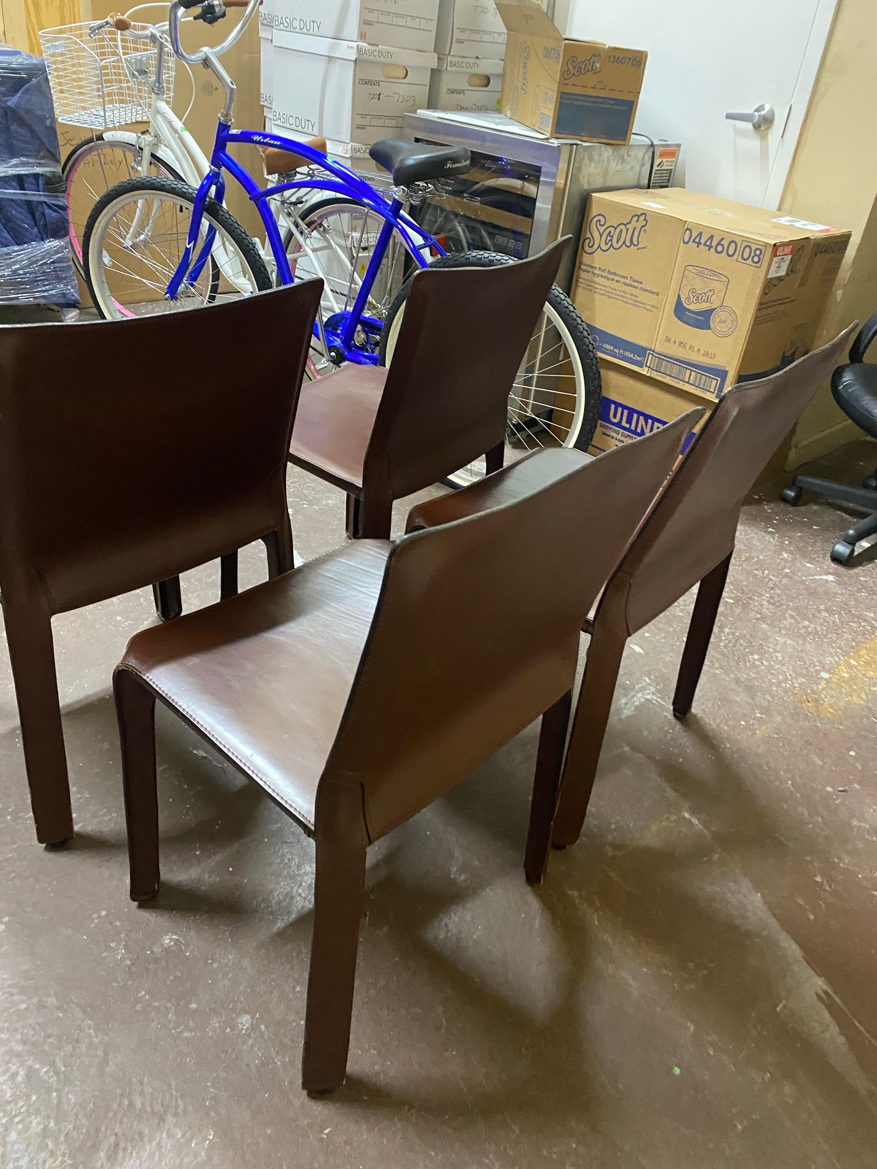 20ième siècle Ensemble de deux chaises en cuir Cassina par Mario Bellini