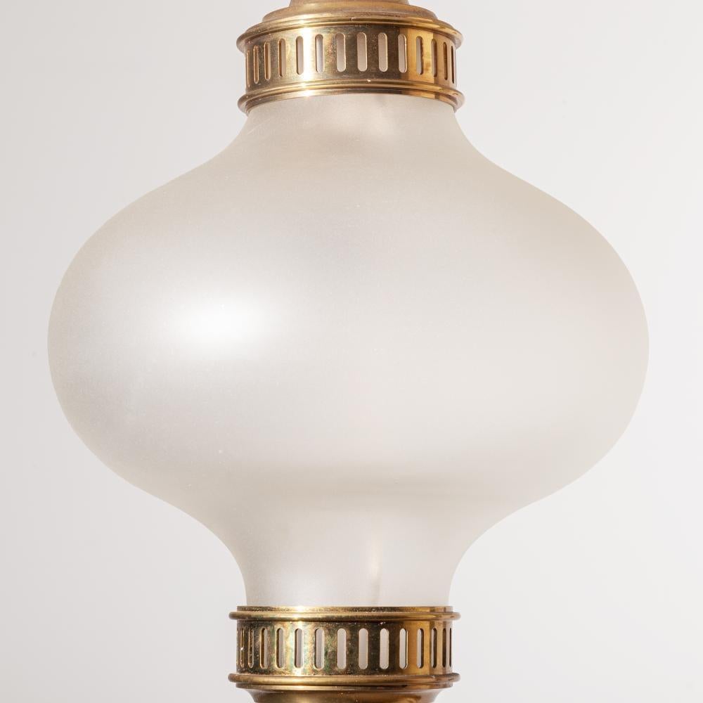 Una coppia di lampade a sospensione realizzate con precisione ed eleganza, combinando l'ottone con il vetro acidato e pressato. Disegnati da Angeli Lelii e prodotti dalla rinomata azienda italiana di illuminazione Arredoluce Monza negli anni '60,