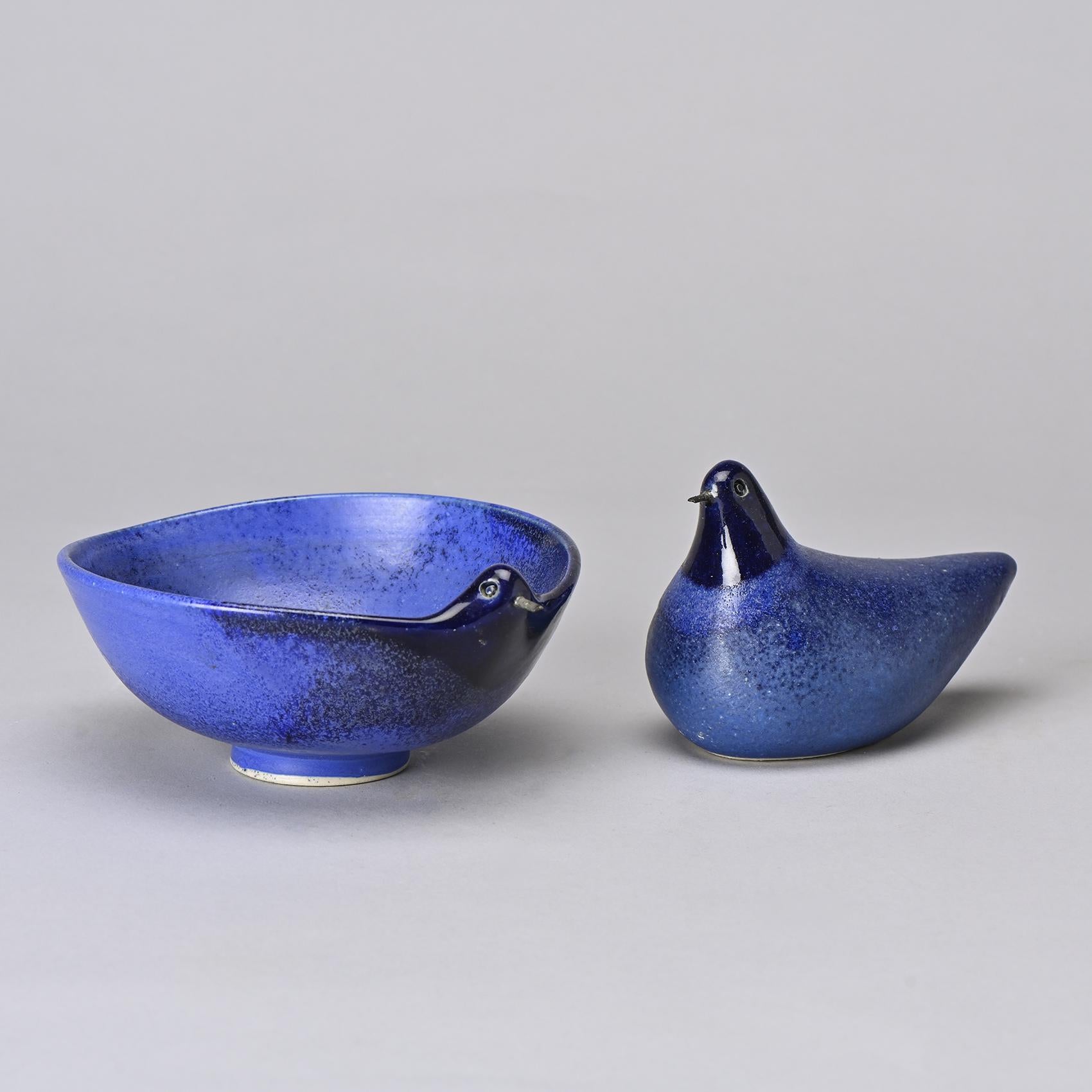 Set di due uccelli, creato dal ceramista svizzero Gérald Olivier intorno al 1970.

Queste sculture presentano due uccelli dalle forme affusolate, con il corpo in ceramica smaltata blu screziato e la testa in smalto blu scuro lucido. Questo contrasto