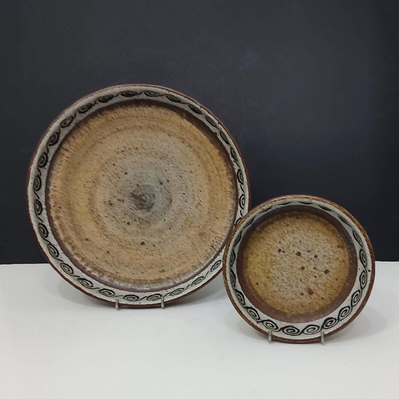 A set of two modernist stoneware bowls designed by the Drejargruppen collective for Rörstrand 1974.
Dimensions:
Diameter 30cm and 17 cm.
Each marked on the bottom 