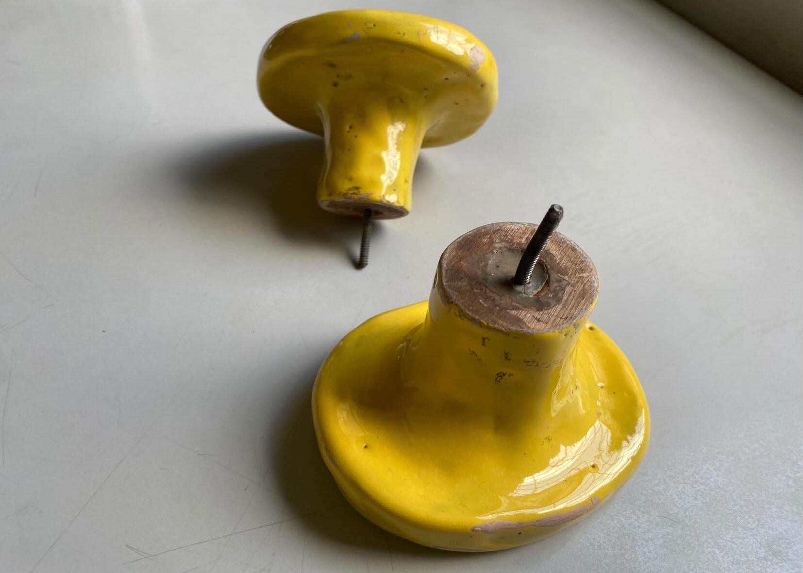 Set of two ceramic coat hangers from the 1950s, made in Italy. In condizioni buone in vendita a Vigevano, PV