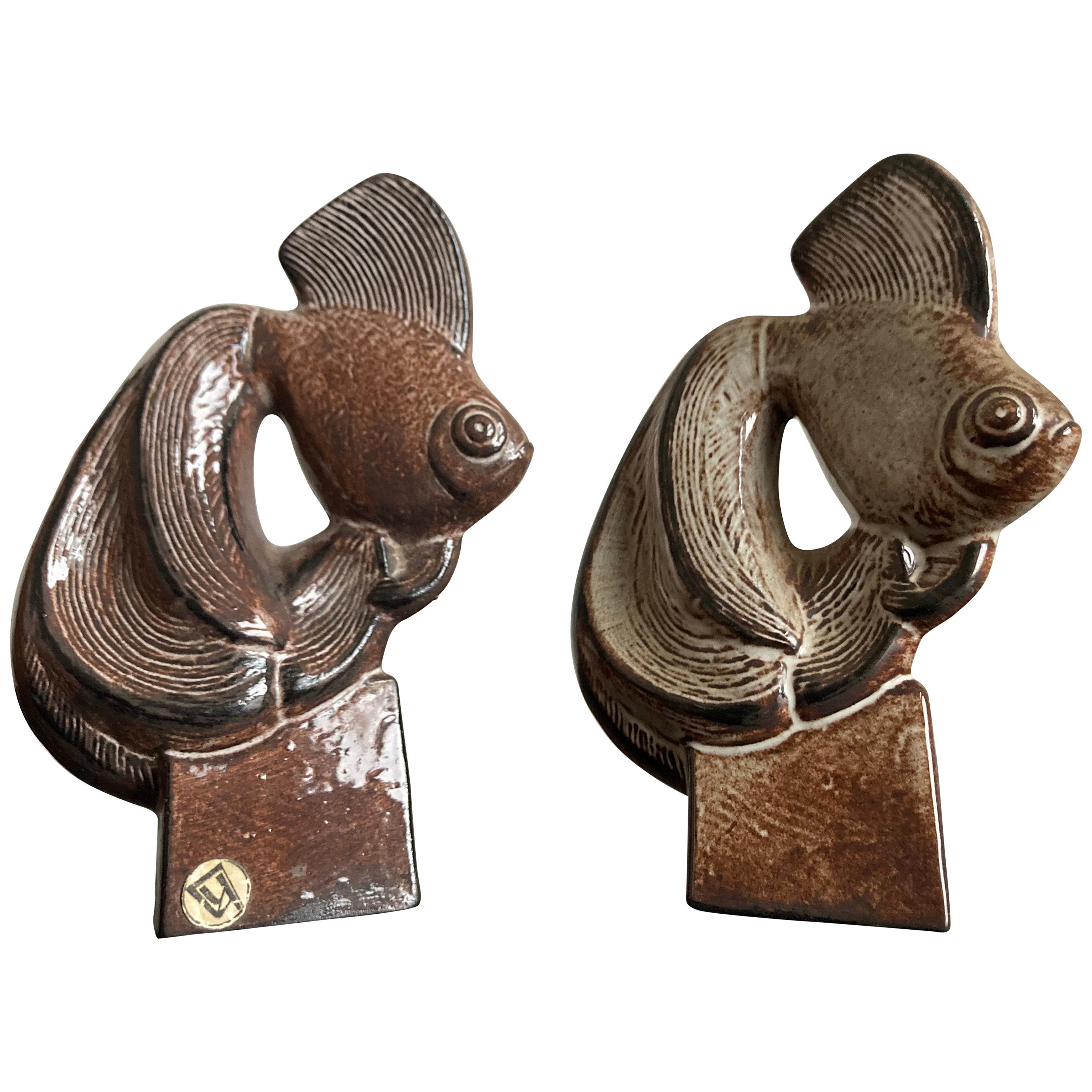Ensemble de deux sculptures de poissons en céramique, années 1960 en vente