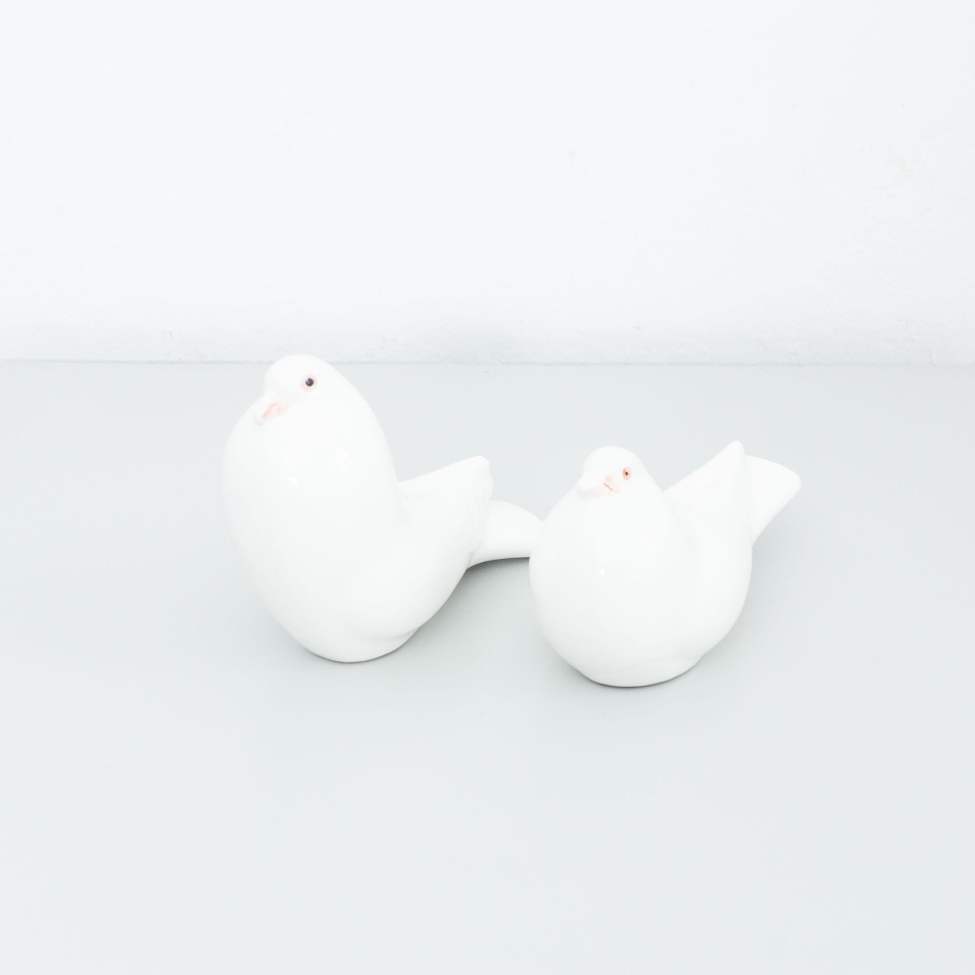 Set of two ceramic pigeon sculptures.
By unknown manufactured from Italy, circa 1970.

In original condition, with minor wear consistent with age and use, preserving a beautiful patina.

Material:
Ceramic

Dimensions:
 D 26.5 cm x W 11 cm x