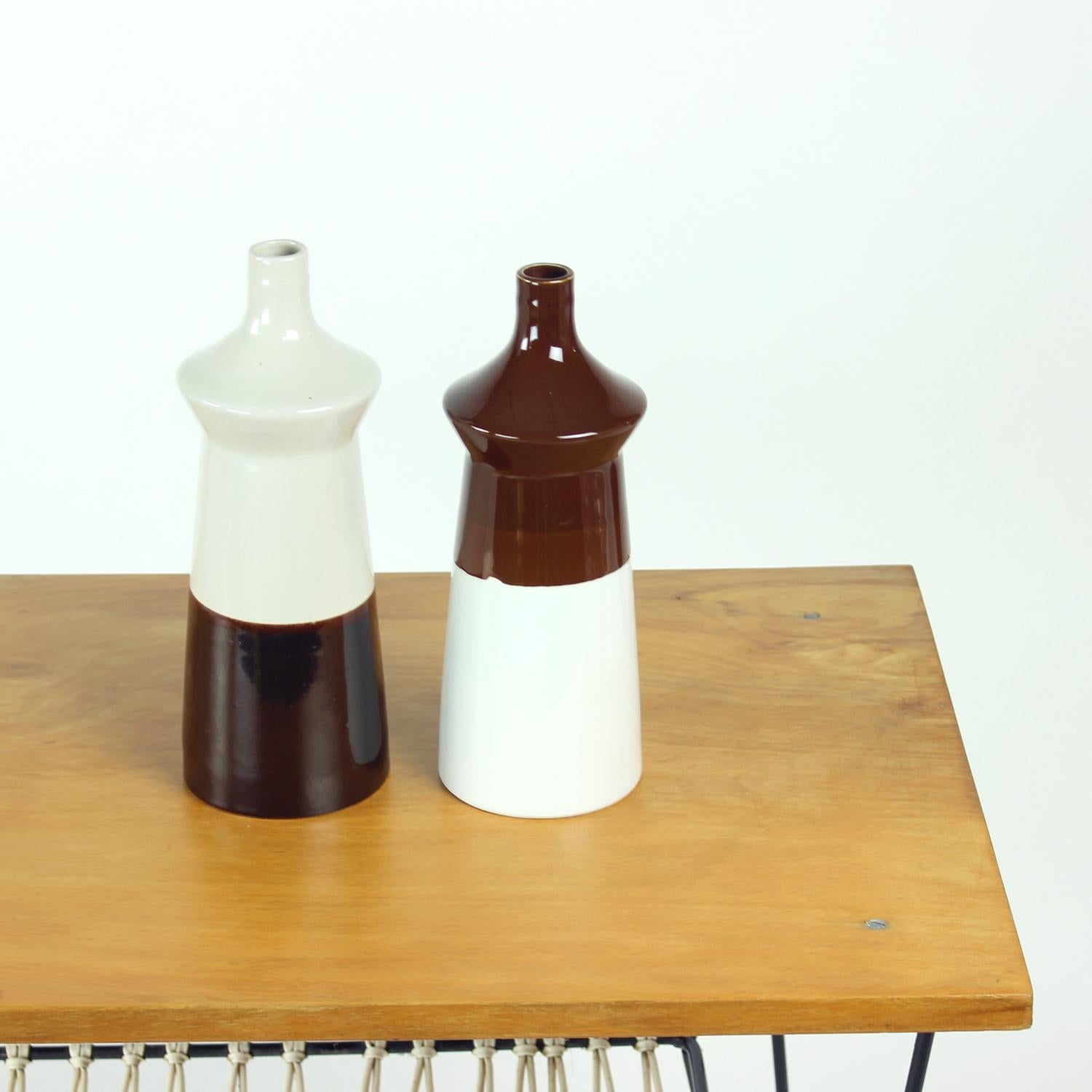 Mid-Century moderno Set di due vasi in ceramica di Jamberk, Cecoslovacchia 1960 in vendita