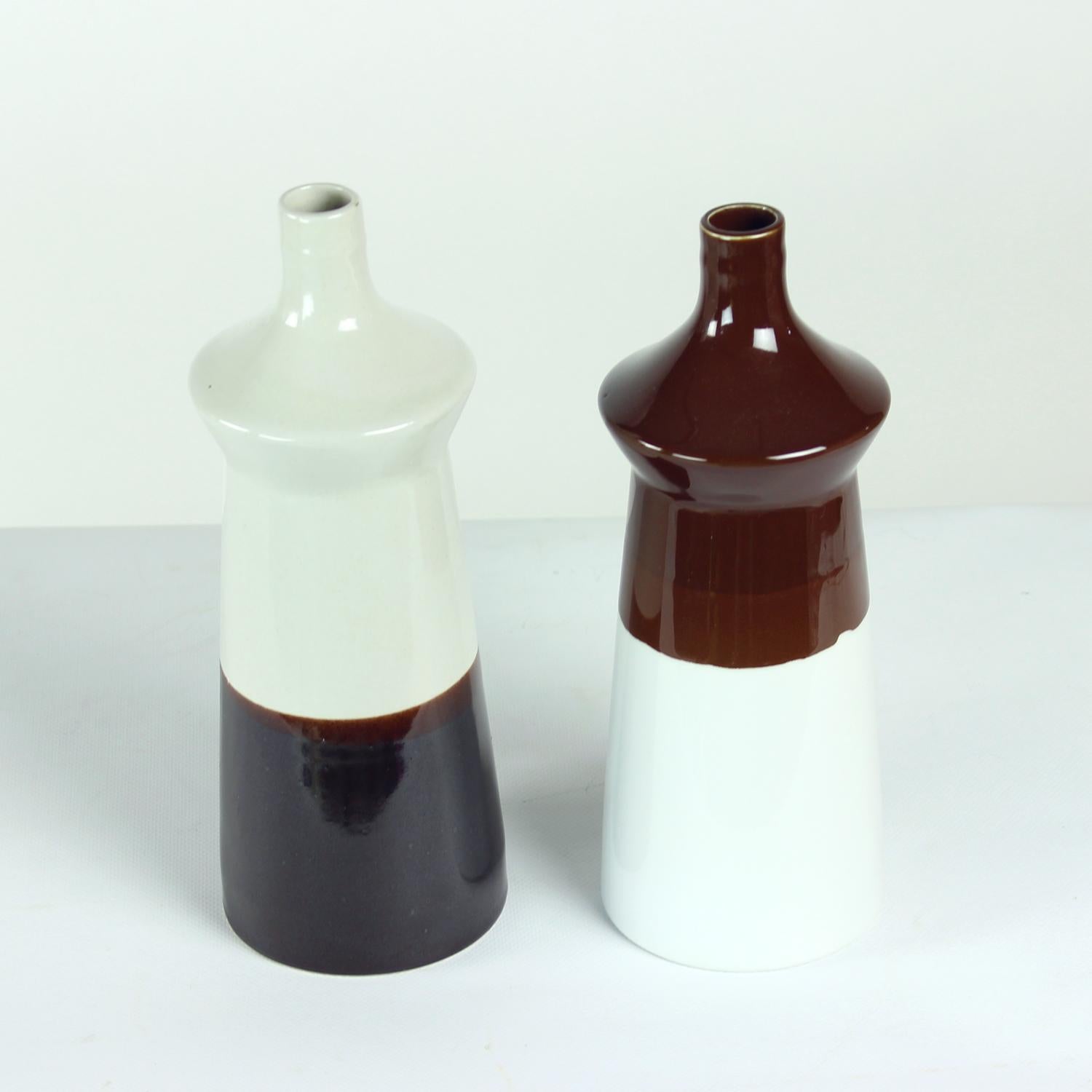 Metà XX secolo Set di due vasi in ceramica di Jamberk, Cecoslovacchia 1960 in vendita