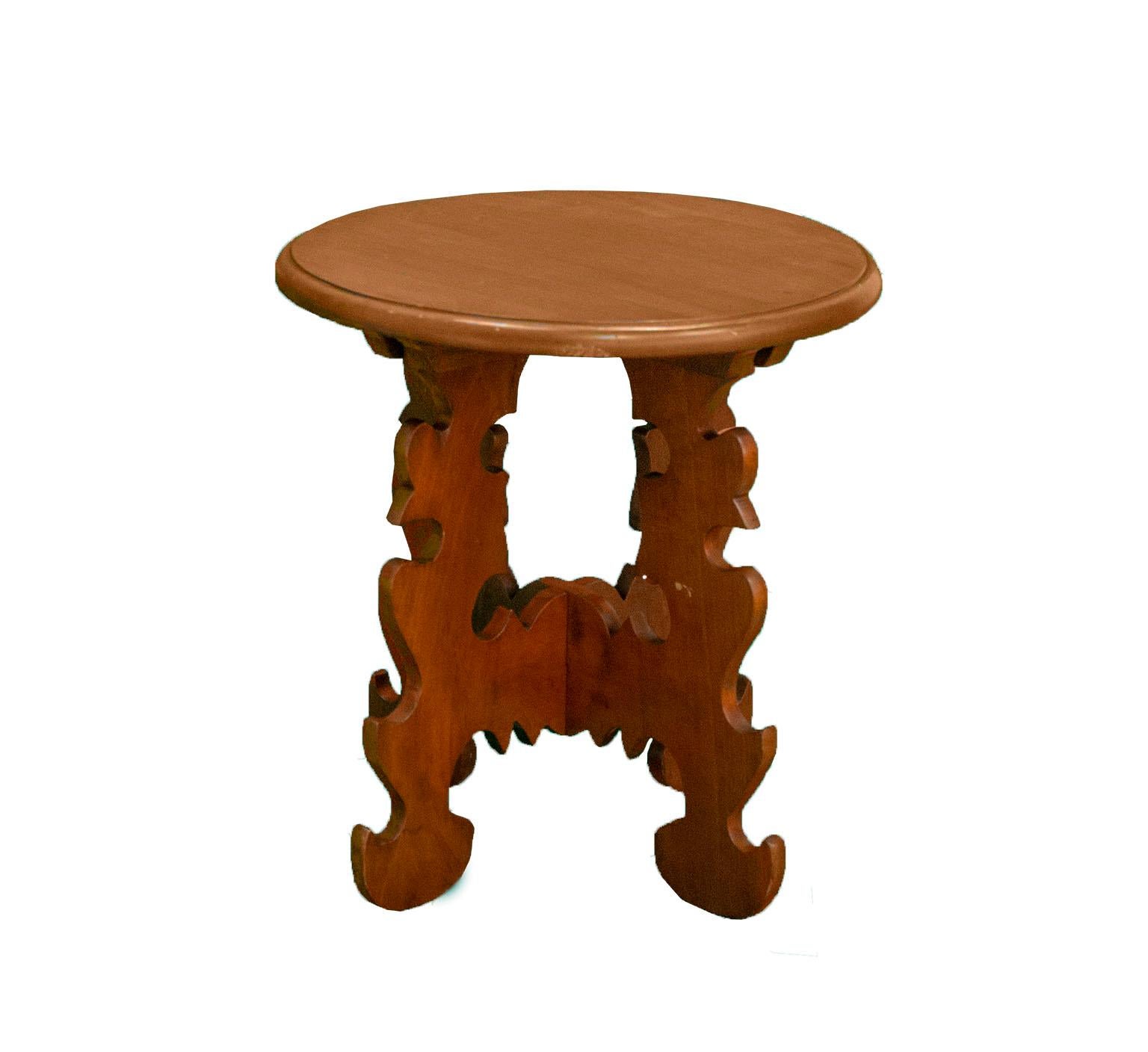 Ensemble de deux chaises, d'une table ronde et d'un banc.
fabriqué en bois par Don Shoemaeker au Mexique
Il possède des parties détachables qui n'ont pas besoin de vis pour être fixées
bois de cueramo et granadillo
Mesures :
banc pour s'asseoir