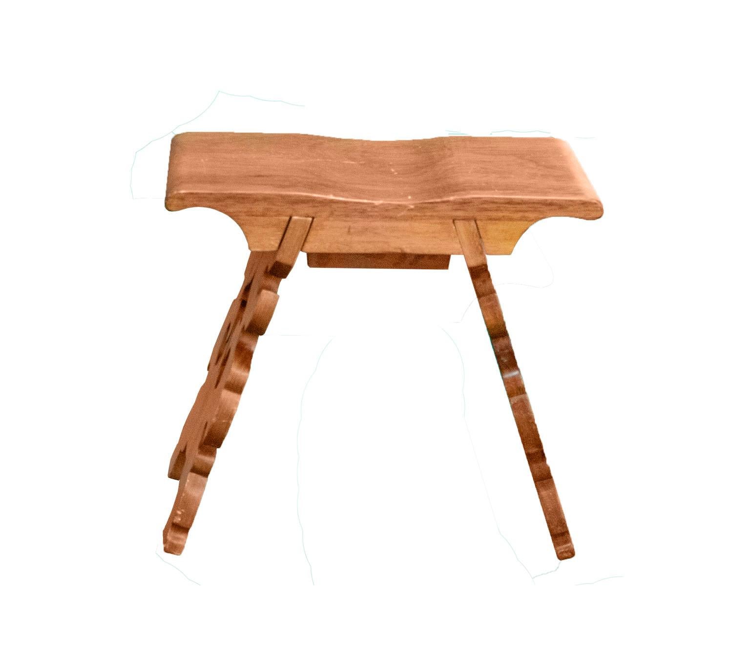 Set aus zwei Stühlen, einem runden Tisch und einer Sitzbank aus Holz von Don Shoemaker (Mexikanisch) im Angebot