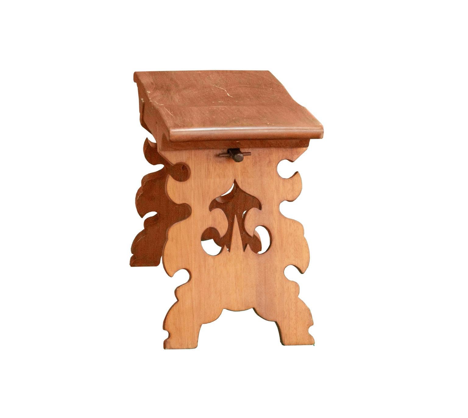 Set aus zwei Stühlen, einem runden Tisch und einer Sitzbank aus Holz von Don Shoemaker (Geprägt) im Angebot