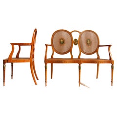Set aus zwei Stühlen und einem Sockel aus Rohr mit bemalten Medaillons
