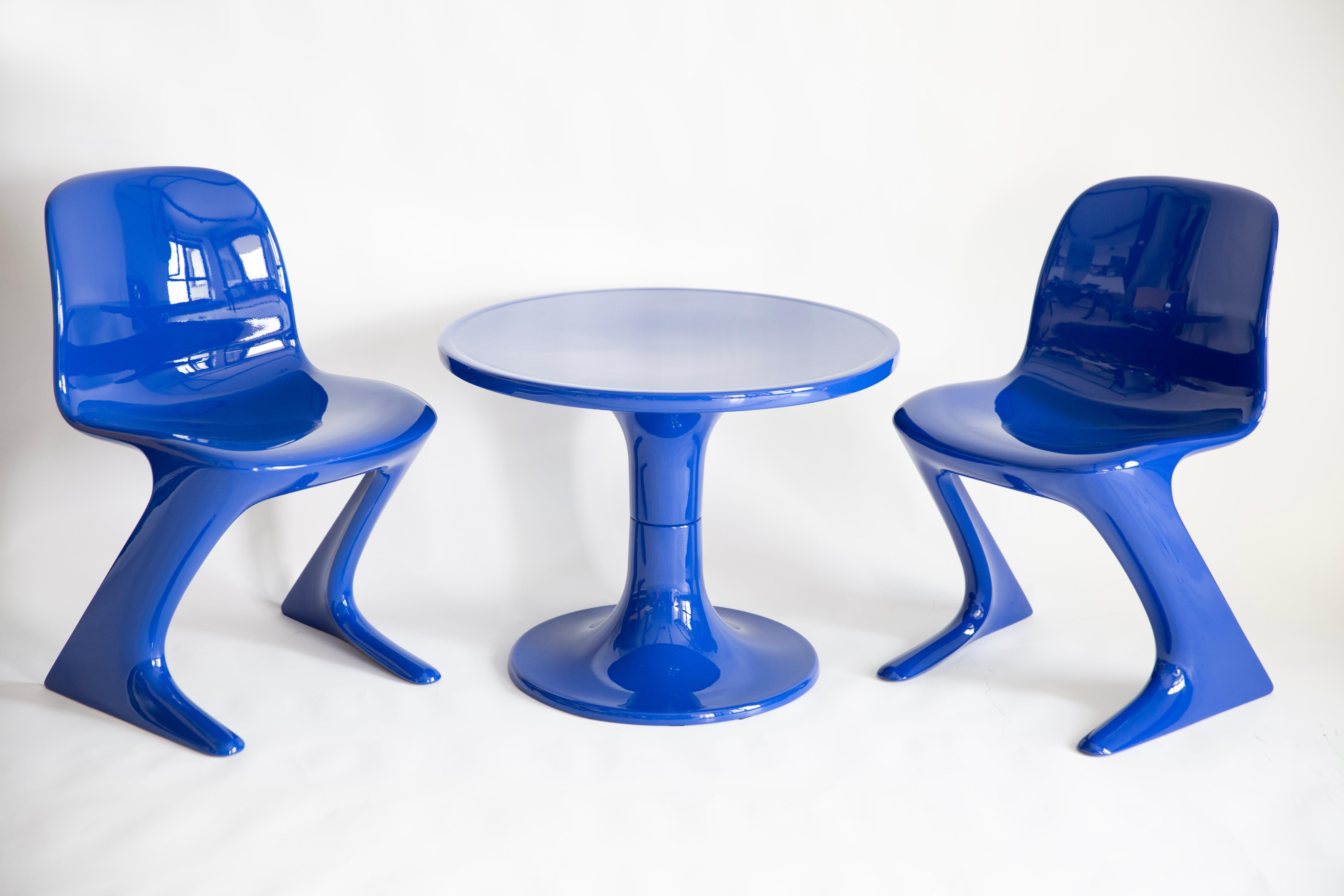 La chaise z.stuhl, conçue par Ernst Moeckl (1931-2013) dans les années 1970, est une chaise cantilever en polyuréthane, disponible avec ou sans accoudoirs. Dans la langue vernaculaire, la chaise est connue sous des noms géométriques tels que 