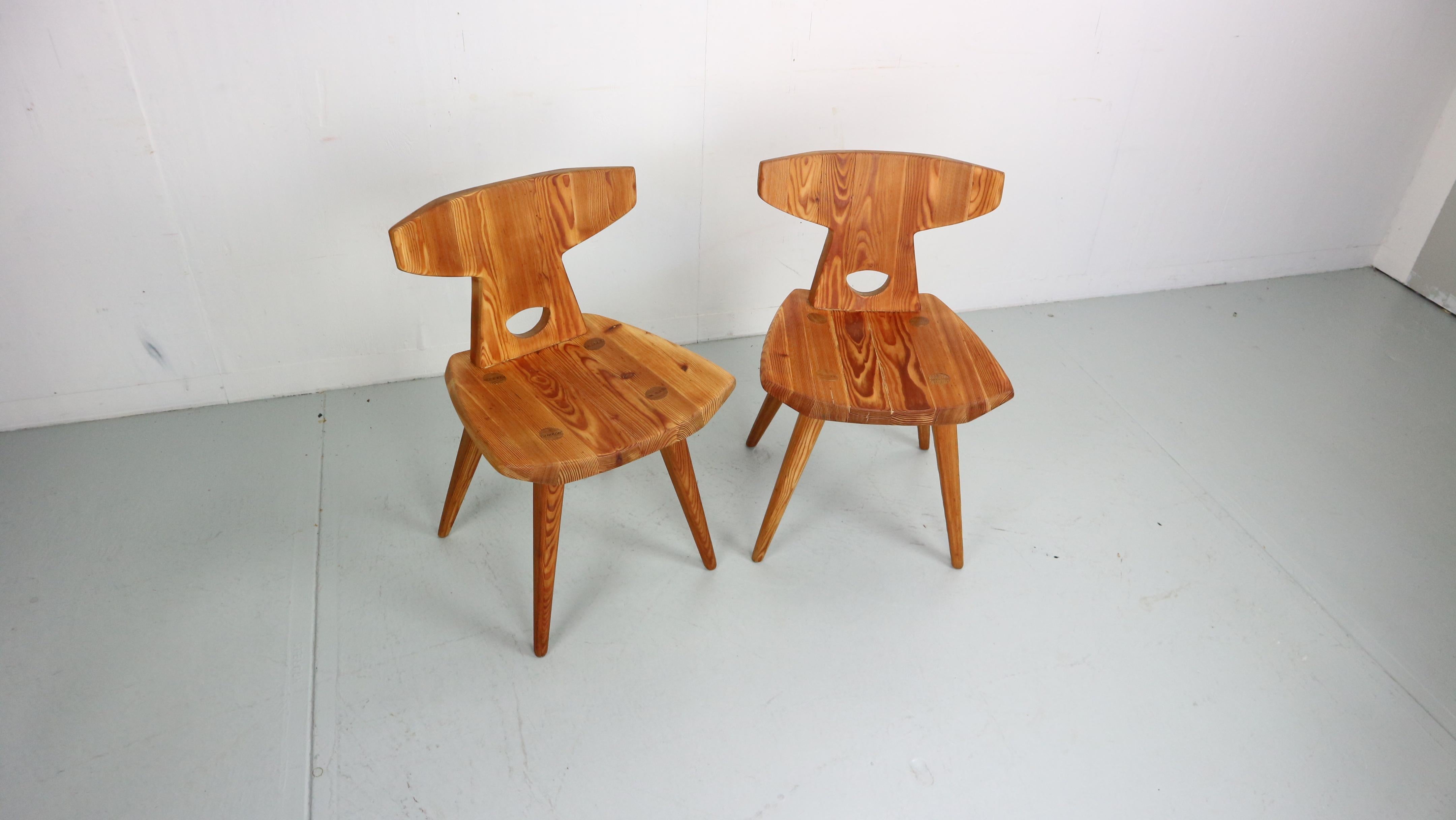 Fantastic set of 2 chairs designed by Jacob Kielland-Brandt for I. Christiansen, Denmark 1960. The designer won the Cabinetmaker Guild price in Denmark 1960. Super hand crafted chairs in solid pine wood. Amazing shaped and superbly finished. 

We