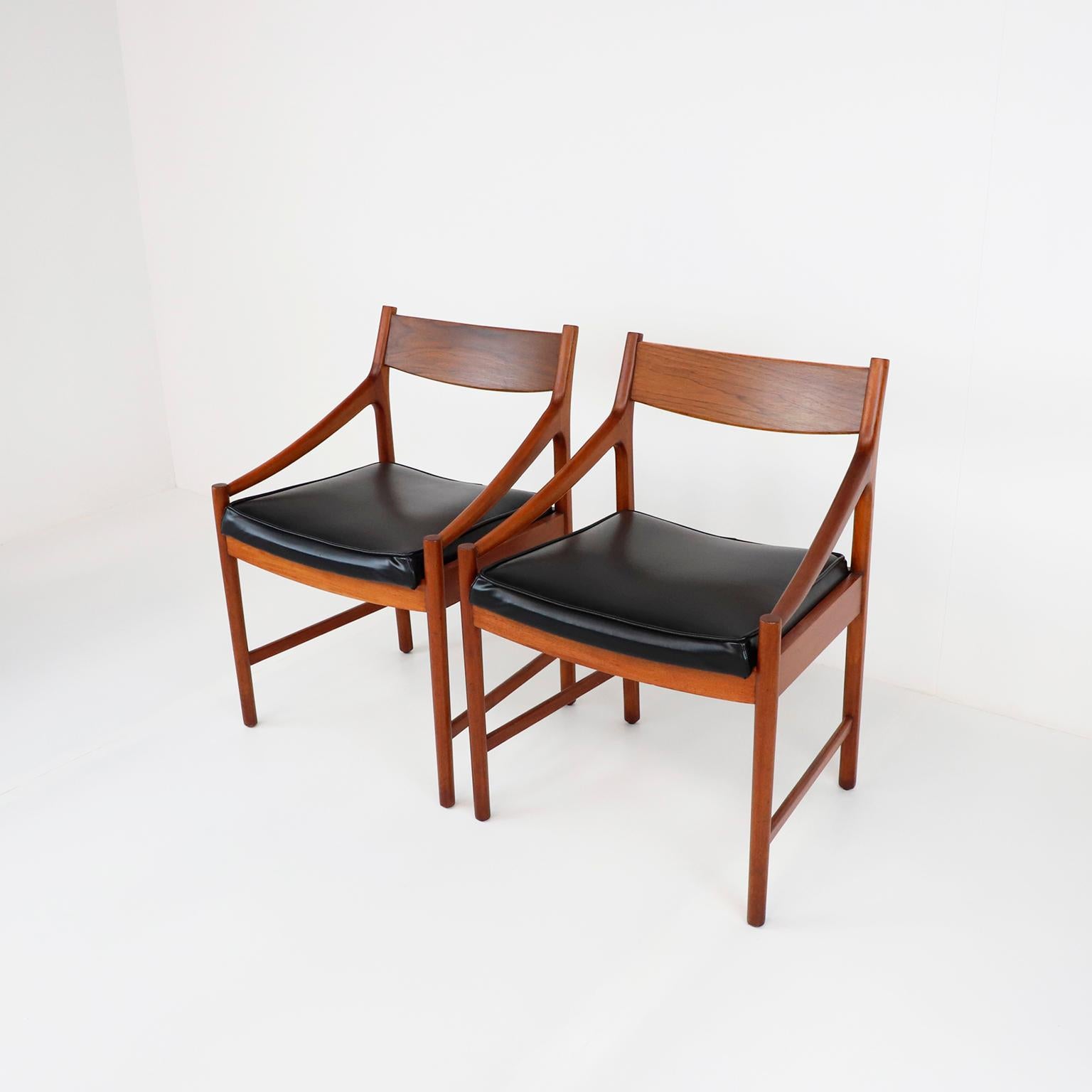 Circa 1970, we offer this set of two chairs Model Edimburgo by Michael Van Beuren, with original upholstery and brand label.

About Michael Van Beuren:

Michael Van Beuren (1911–2004) was born in New York and studied architecture at the Bauhaus