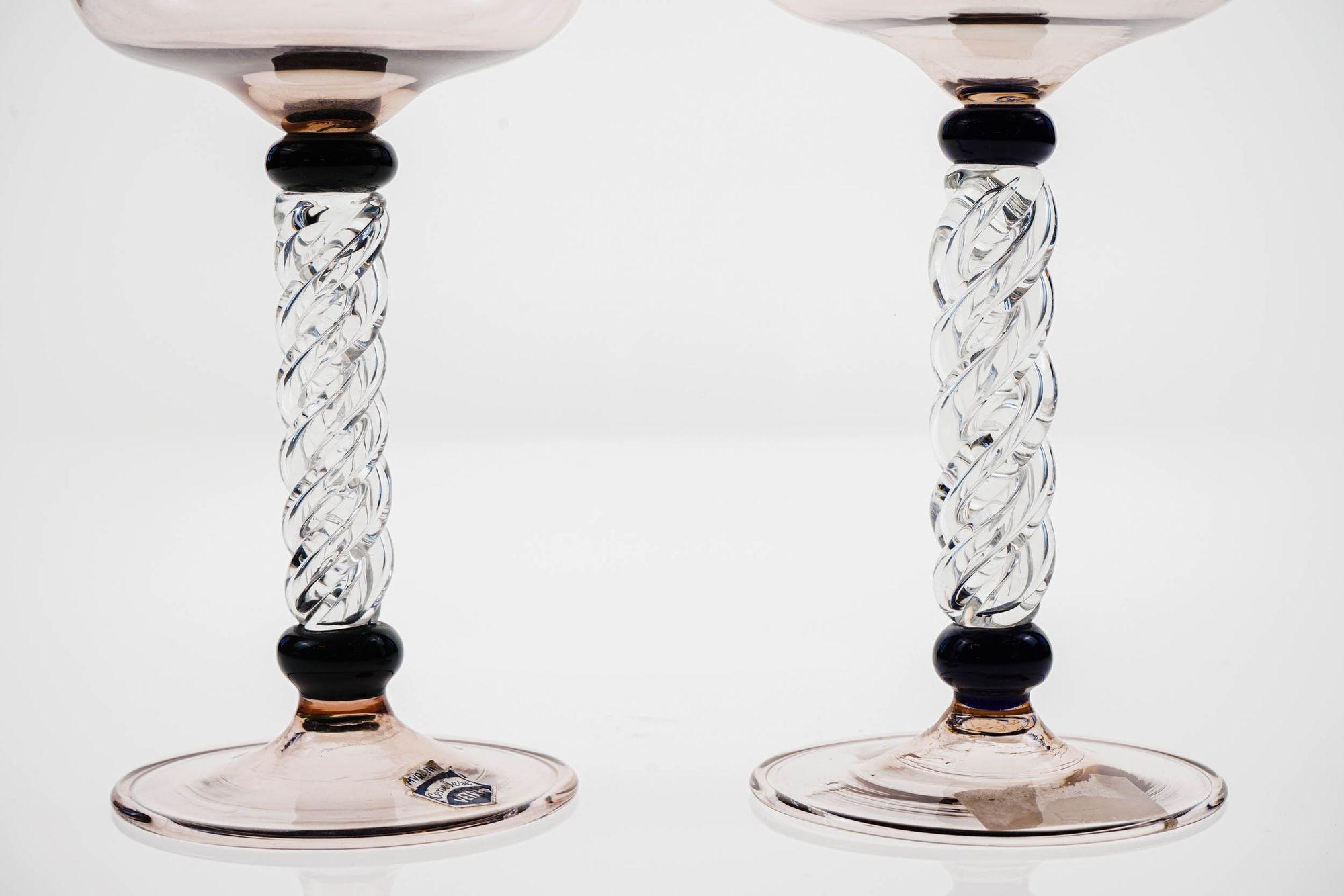 Mid-Century Modern Set of two champagne goblets in amethyst, twisted stem and black necks, Cenedese For Sale