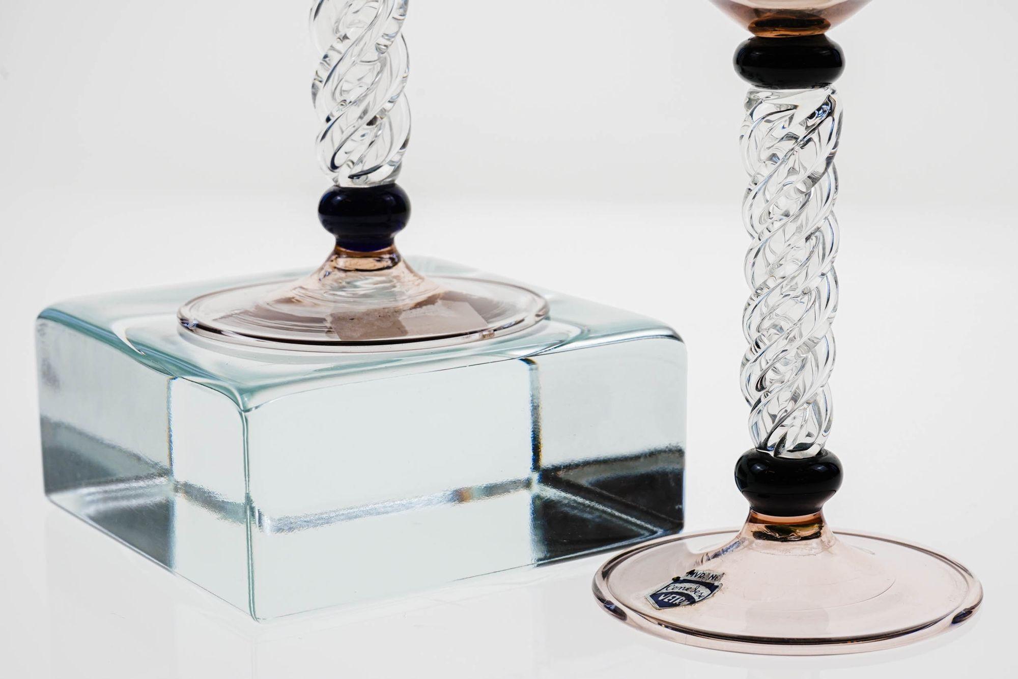 Metà XX secolo Set di due calici da champagne in ametista, gambo ritorto e collo nero, Cenedese in vendita