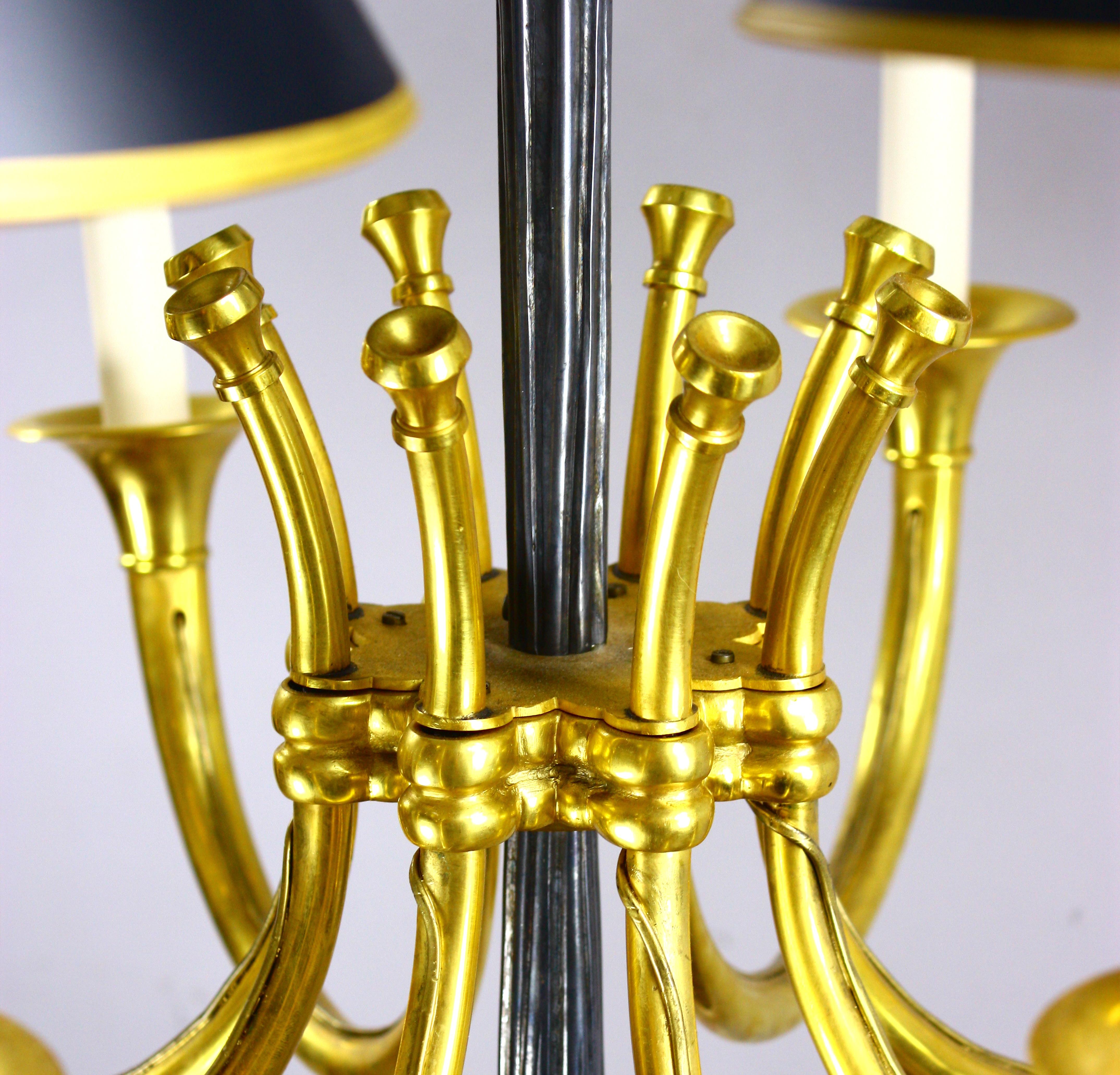 Set aus zwei Kronleuchtern und vier Wandleuchtern von Maison Jansen (Messing) im Angebot