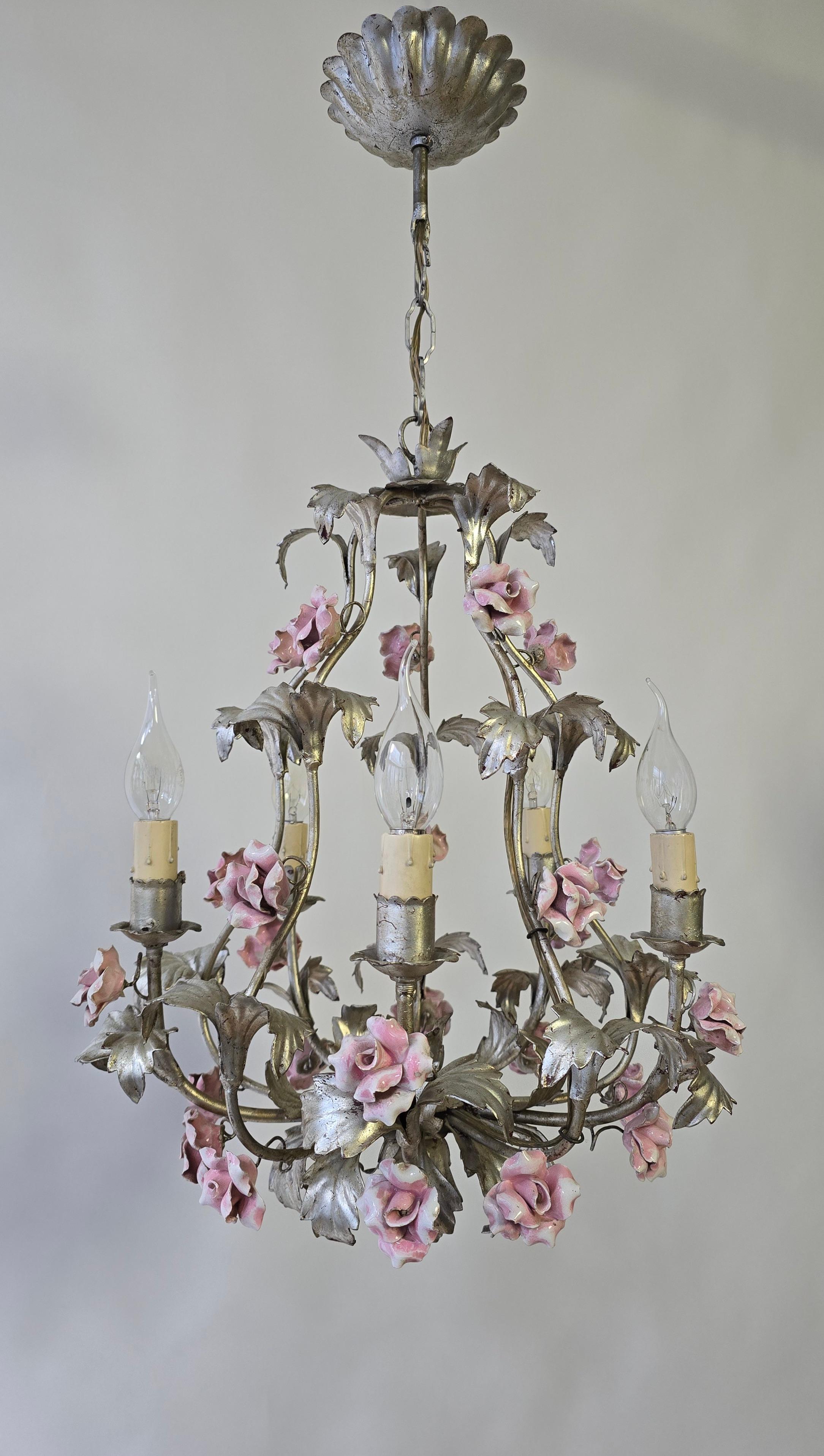 Set di due lampadari con rose di porcellana

Raro set di due lampadari abbinati, realizzato in Italia, metà del XX secolo. Sono realizzati in raffinata metalleria con una sottile patina d'argento e sono riccamente decorati con rose di porcellana