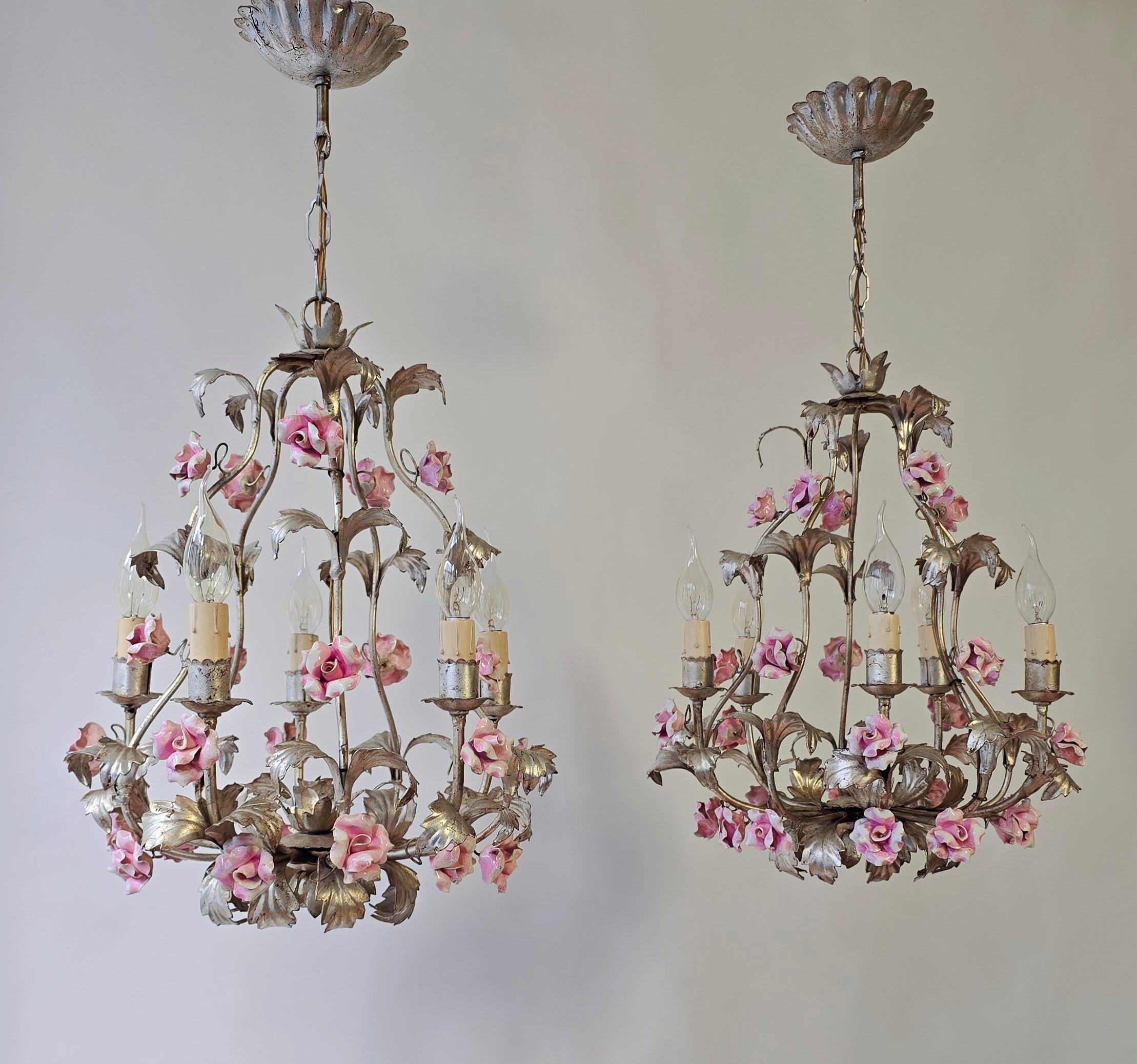 Mid-Century moderno Set di due lampadari con rose di porcellana in vendita