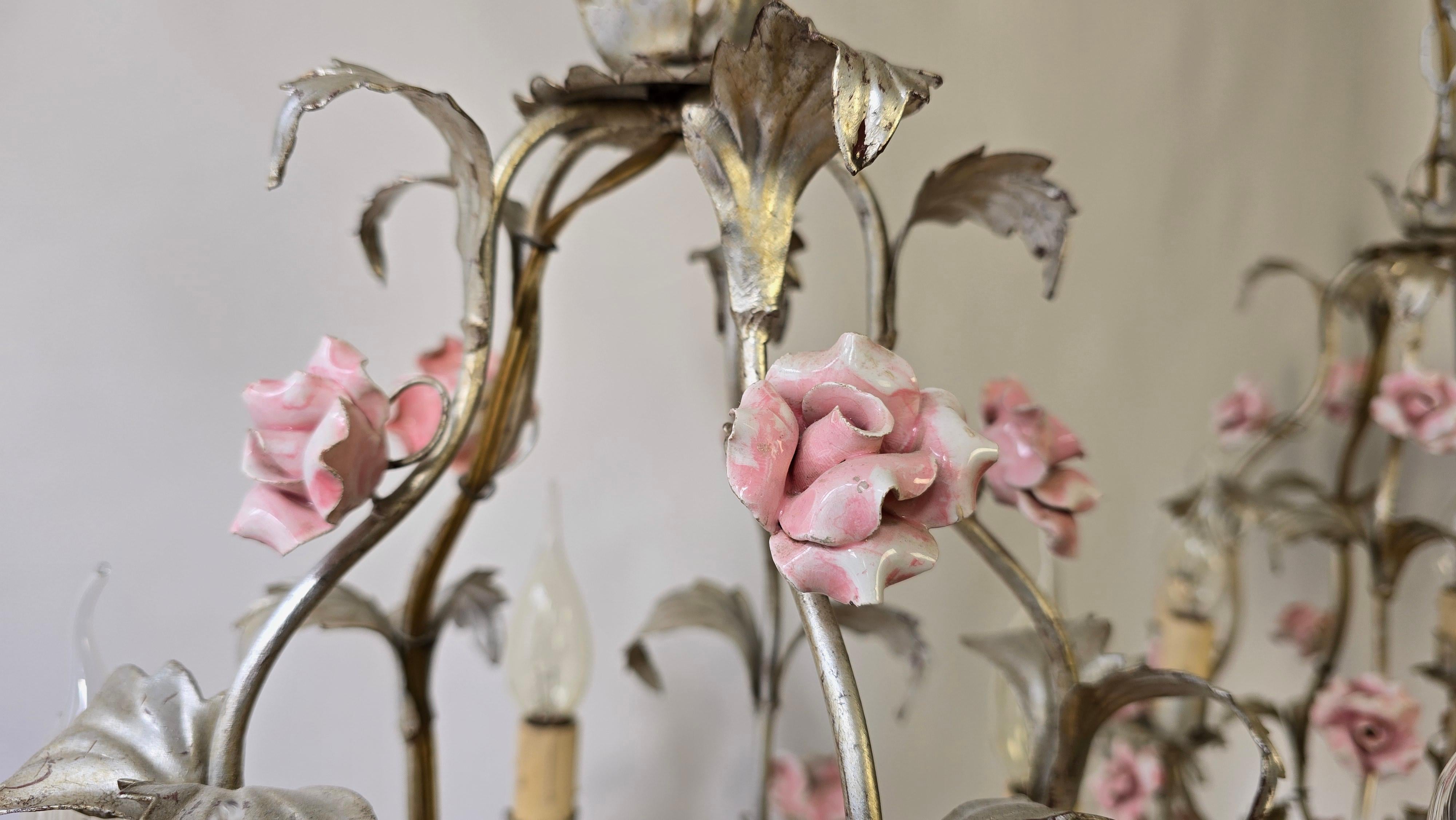 Set di due lampadari con rose di porcellana In condizioni buone in vendita a Antwerp, BE