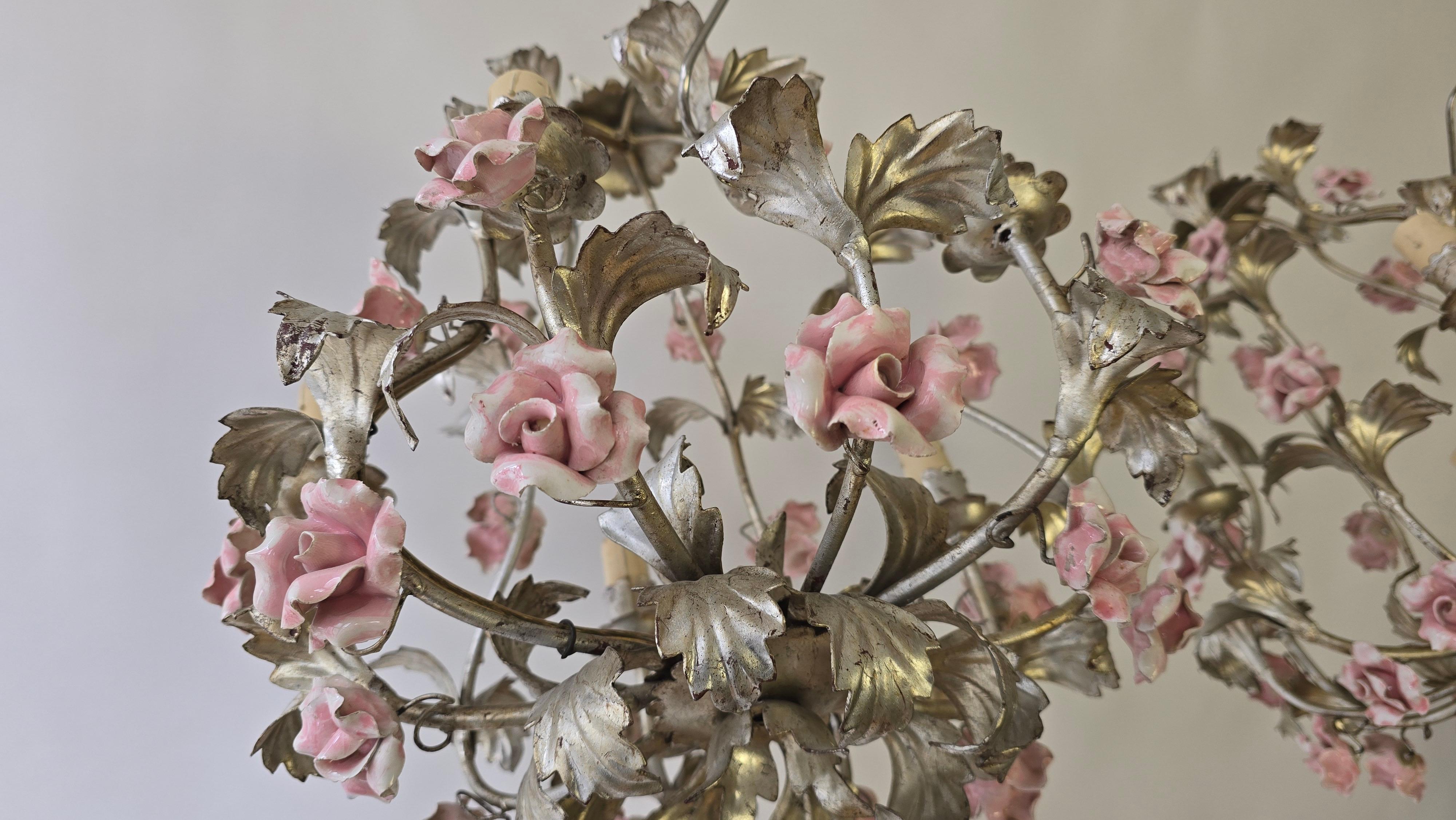 XX secolo Set di due lampadari con rose di porcellana in vendita