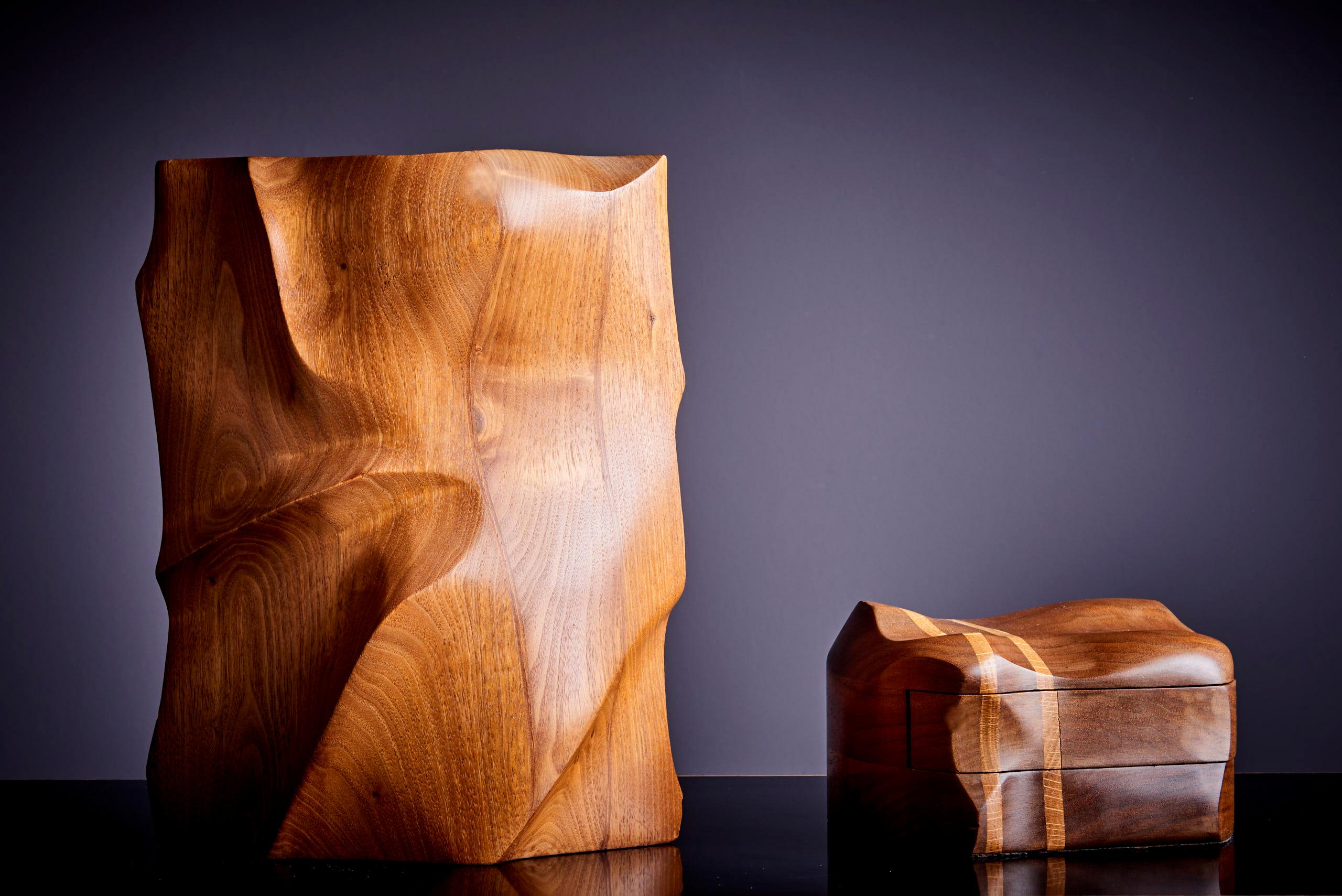 Einzigartiger Satz von zwei Charles Kaplan woodworker Studio Stücken.
Absolute High-End-Qualität. Vase ist markiert. Die angegebenen Maße beziehen sich auf die Vase.

