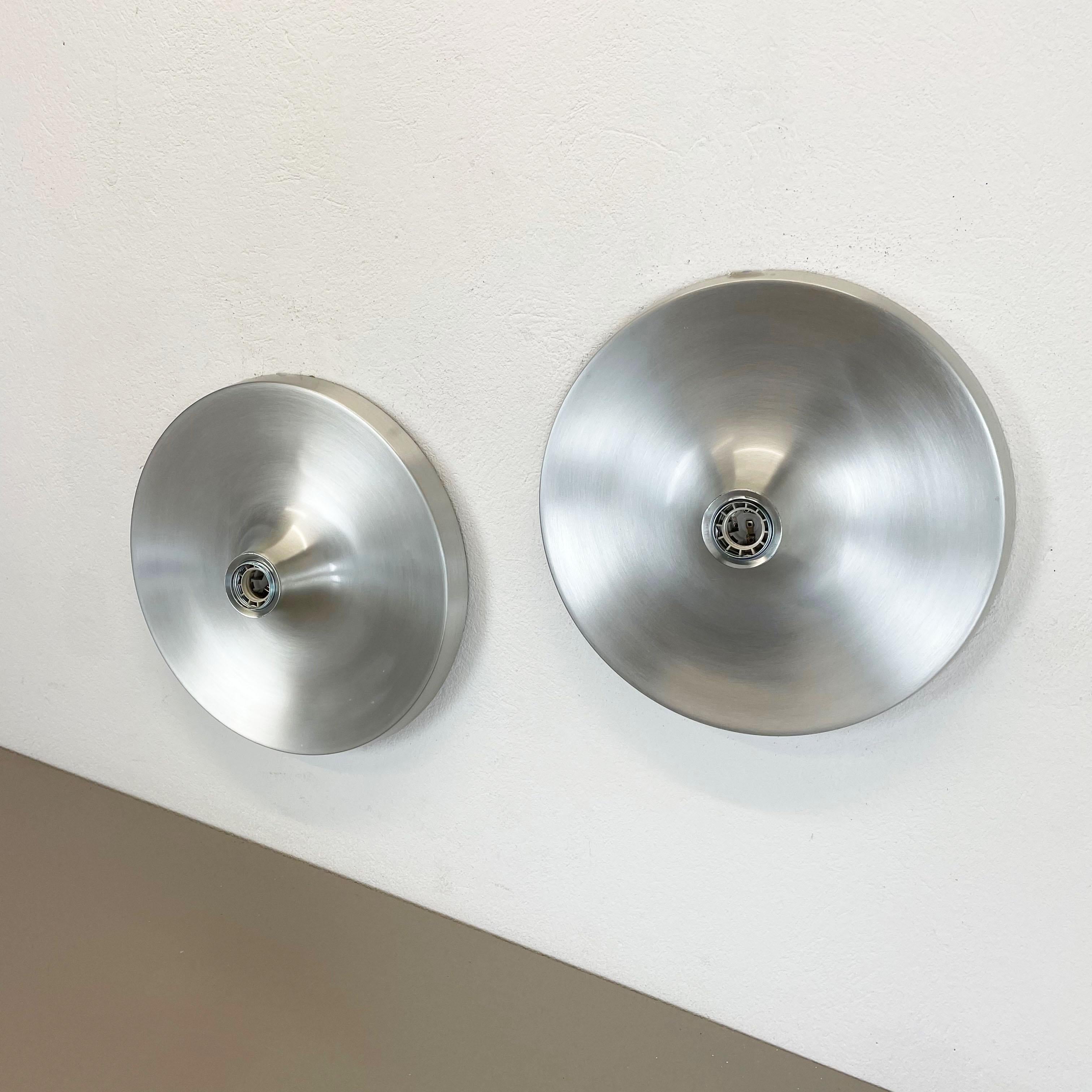 Article:

Set of two wall light sconces



Origin:

Germany


Producer:

Honsel



Age:

1960s


Set of two original 1960s modernist German wall light made of solid metal aluminium. All lights are in the original state with