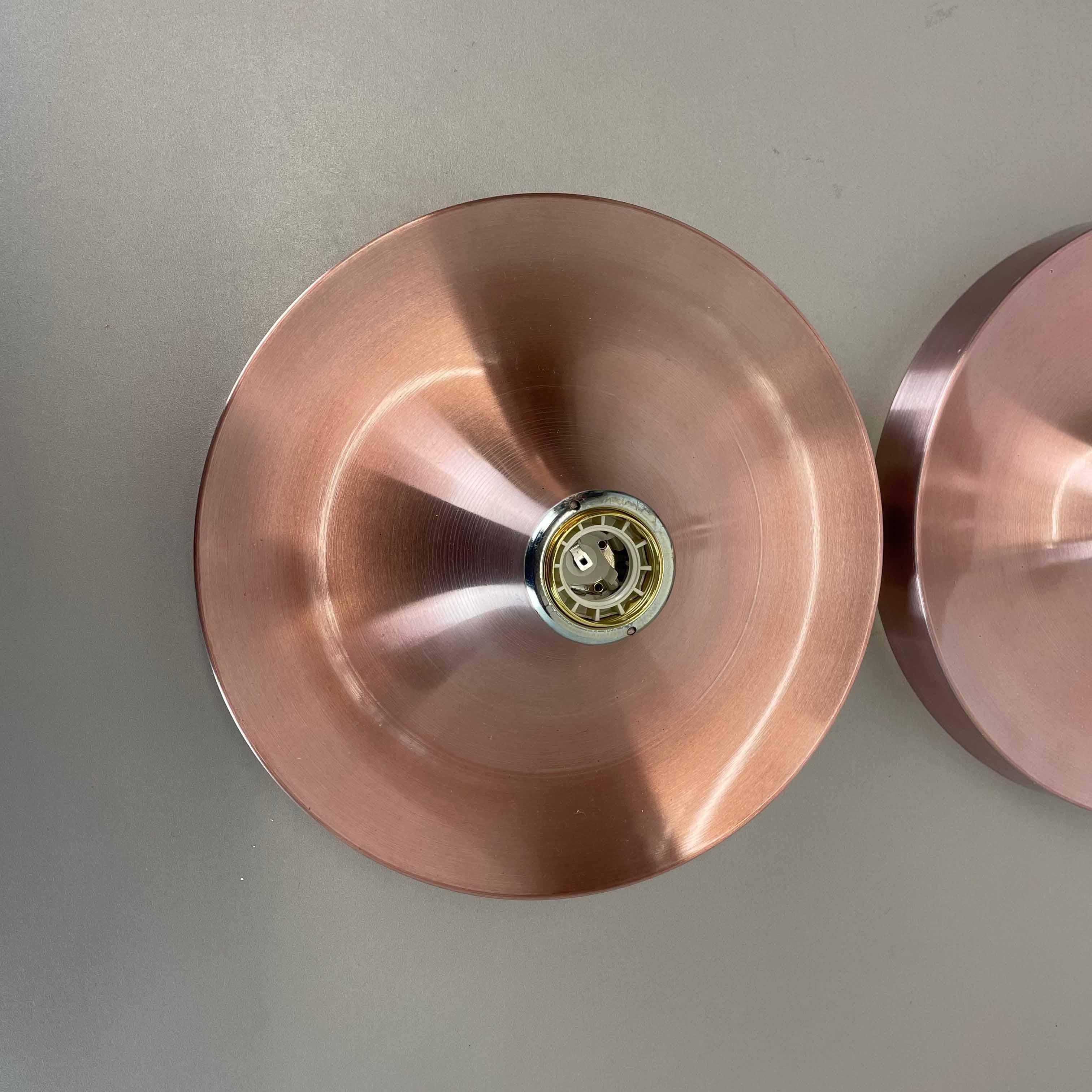 Article:

Set of two wall light sconces



Origin:

Germany


Producer:

Honsel



Age:

1960s


Set of two original 1960s modernist German wall light made of solid metal aluminium. All lights are in the original state wit silver tone finish front