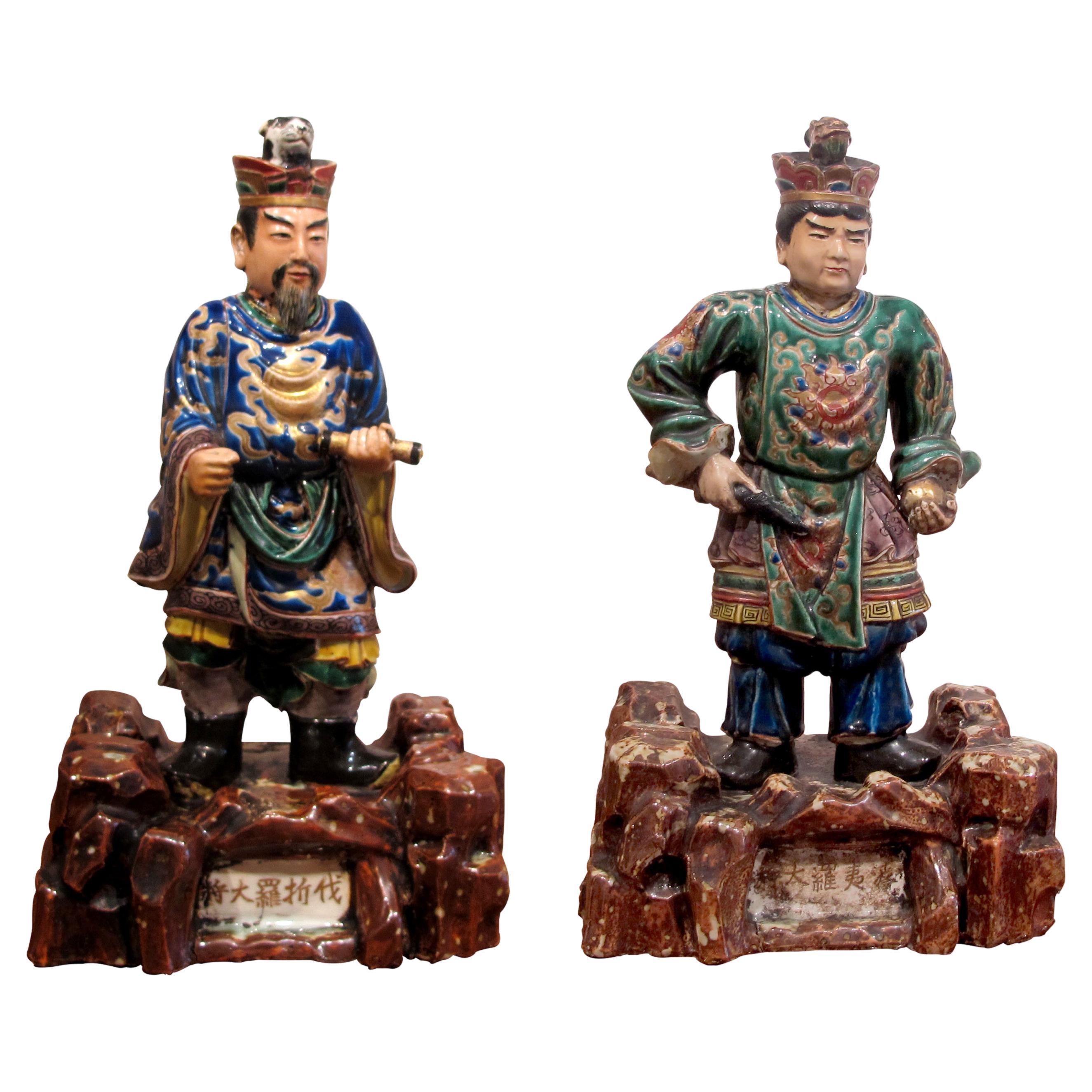 Ensemble de deux statues chinoises en porcelaine avec symboles de chapeaux Zodiac, années 1900