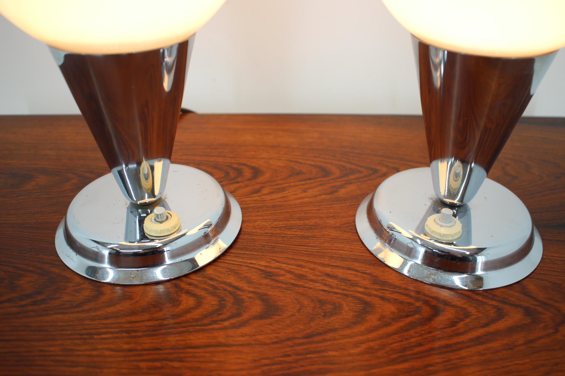 Set of Two Chrome Bauhaus Art Deco Table Lamps, 1930s In Good Condition For Sale In Praha, CZ
