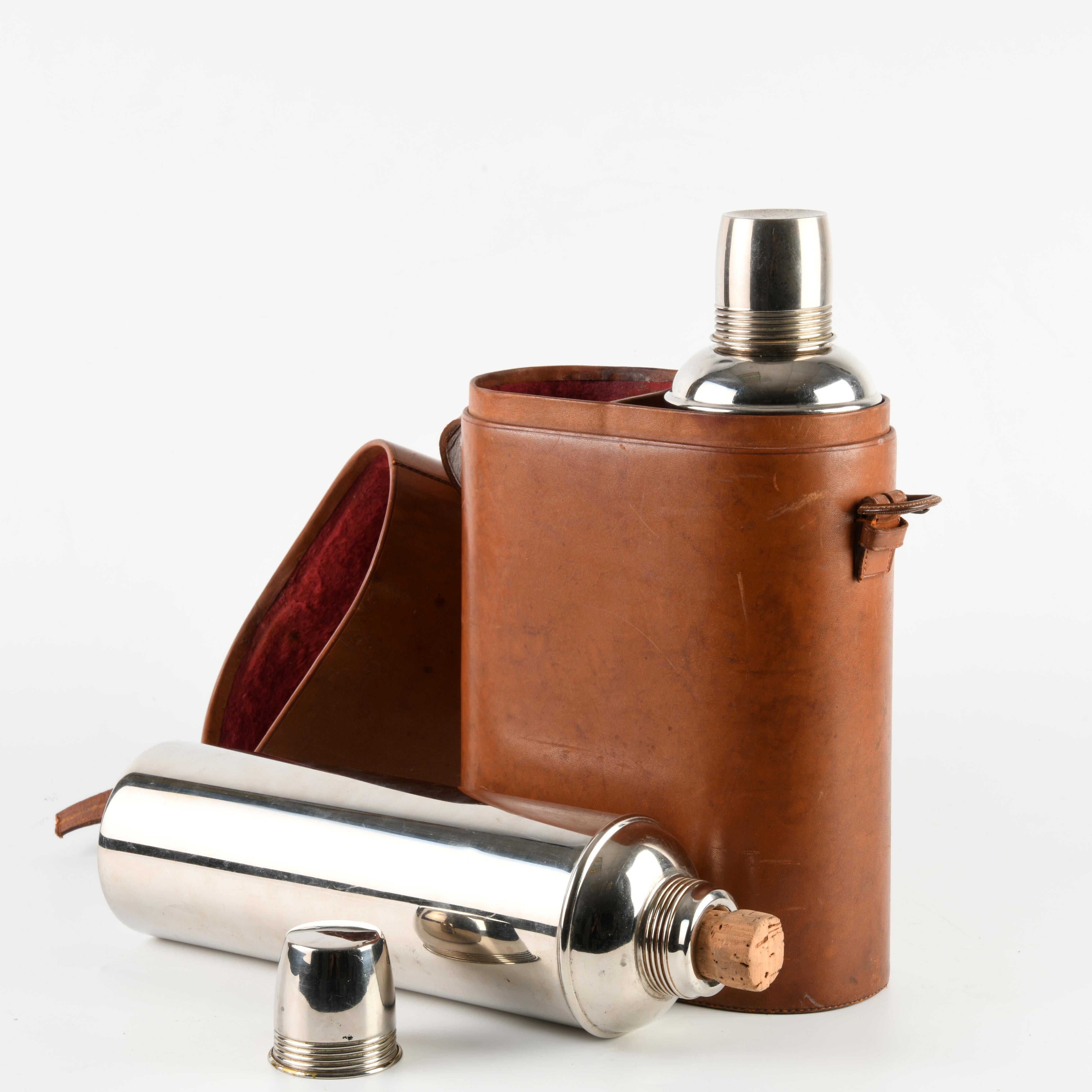 Set of two chrome-plated steel Thermos flasks, in a velvet-lined leather case 2